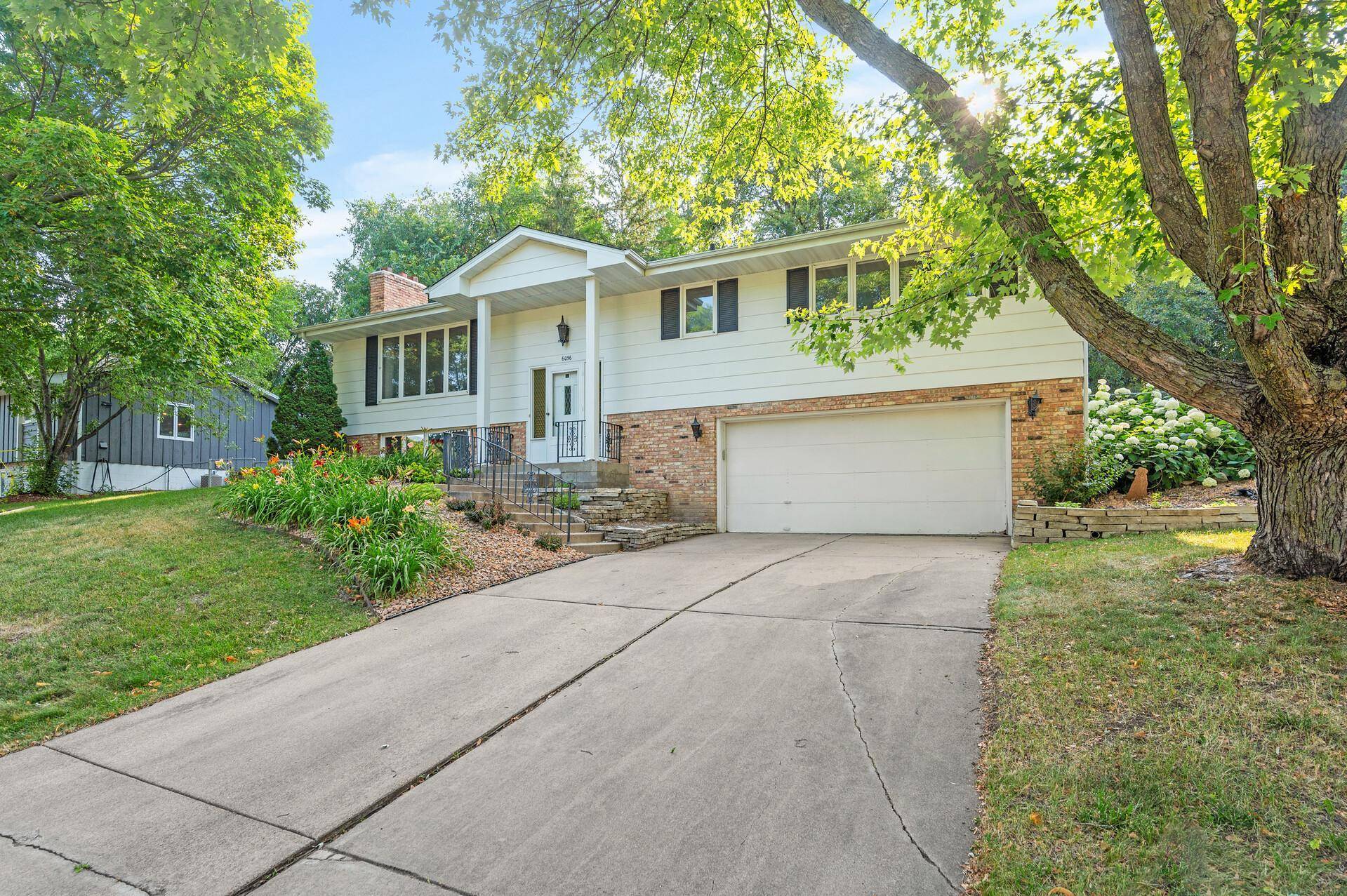 Edina, MN 55436,6056 Olinger CIR