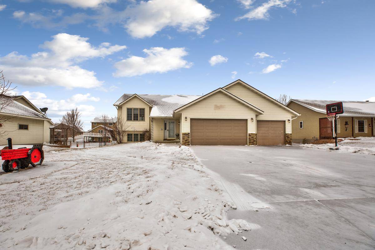 Owatonna, MN 55060,2460 Fox Hollow LN