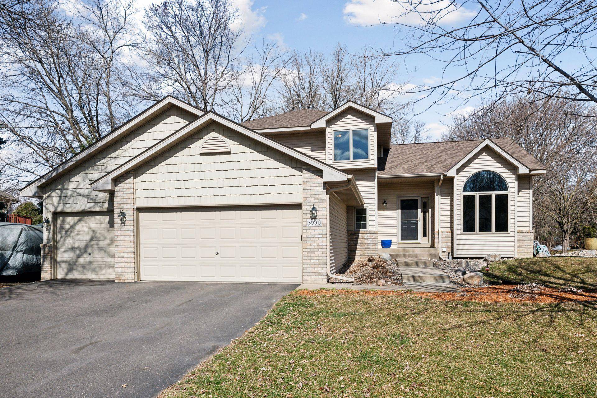 Chanhassen, MN 55331,3990 Country Oaks DR