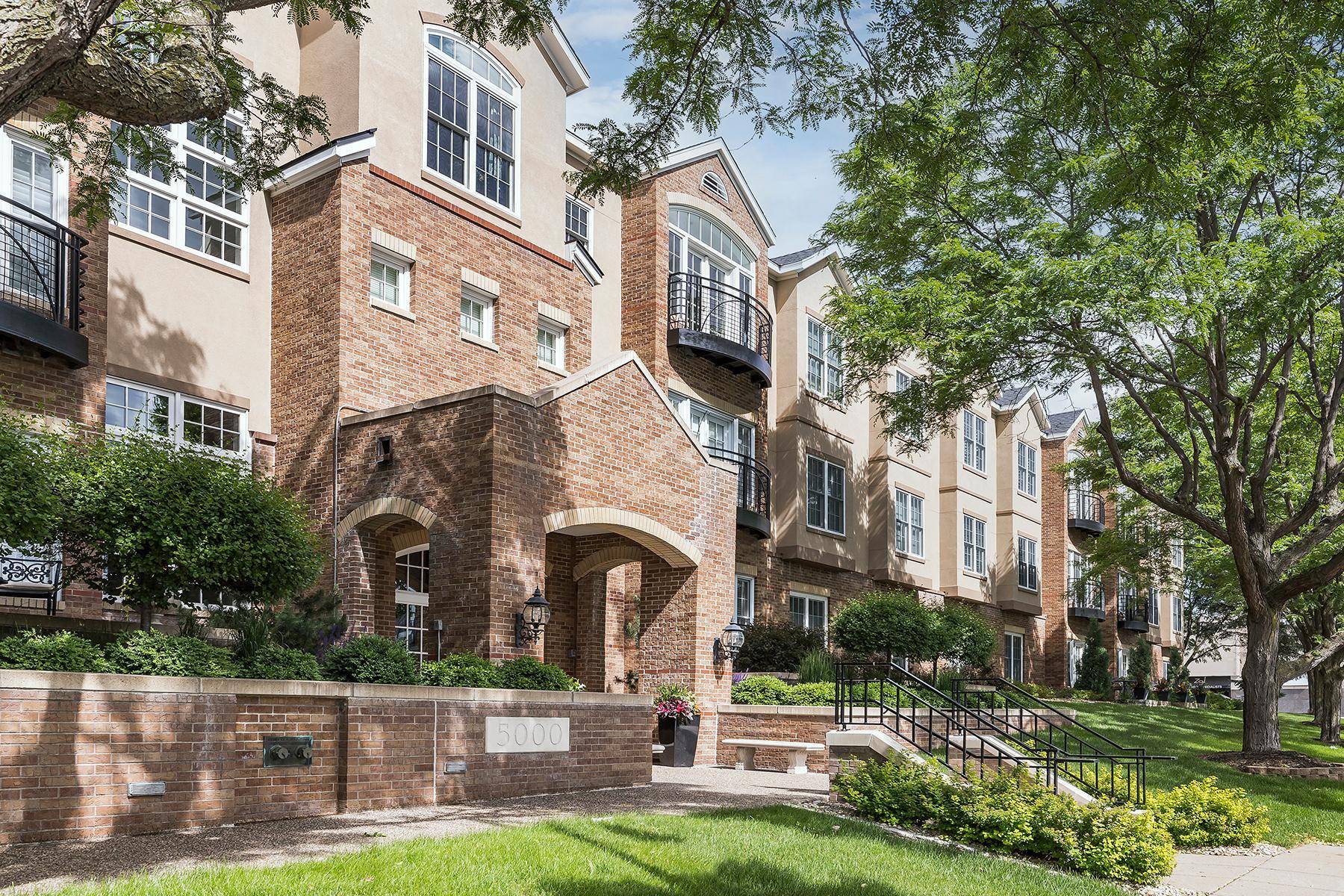 Edina, MN 55424,5000 Halifax AVE S #303