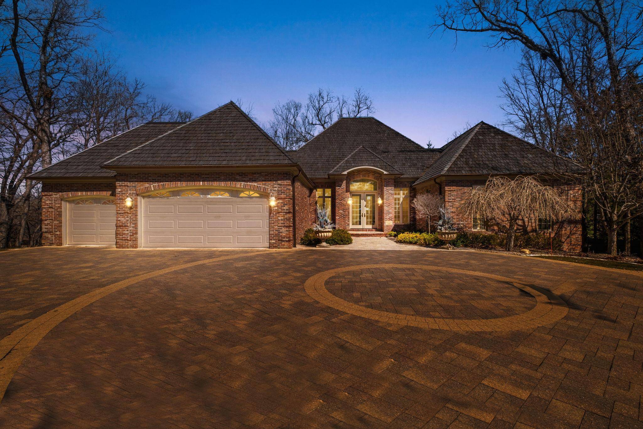 Edina, MN 55436,5004 Oak Bend LN