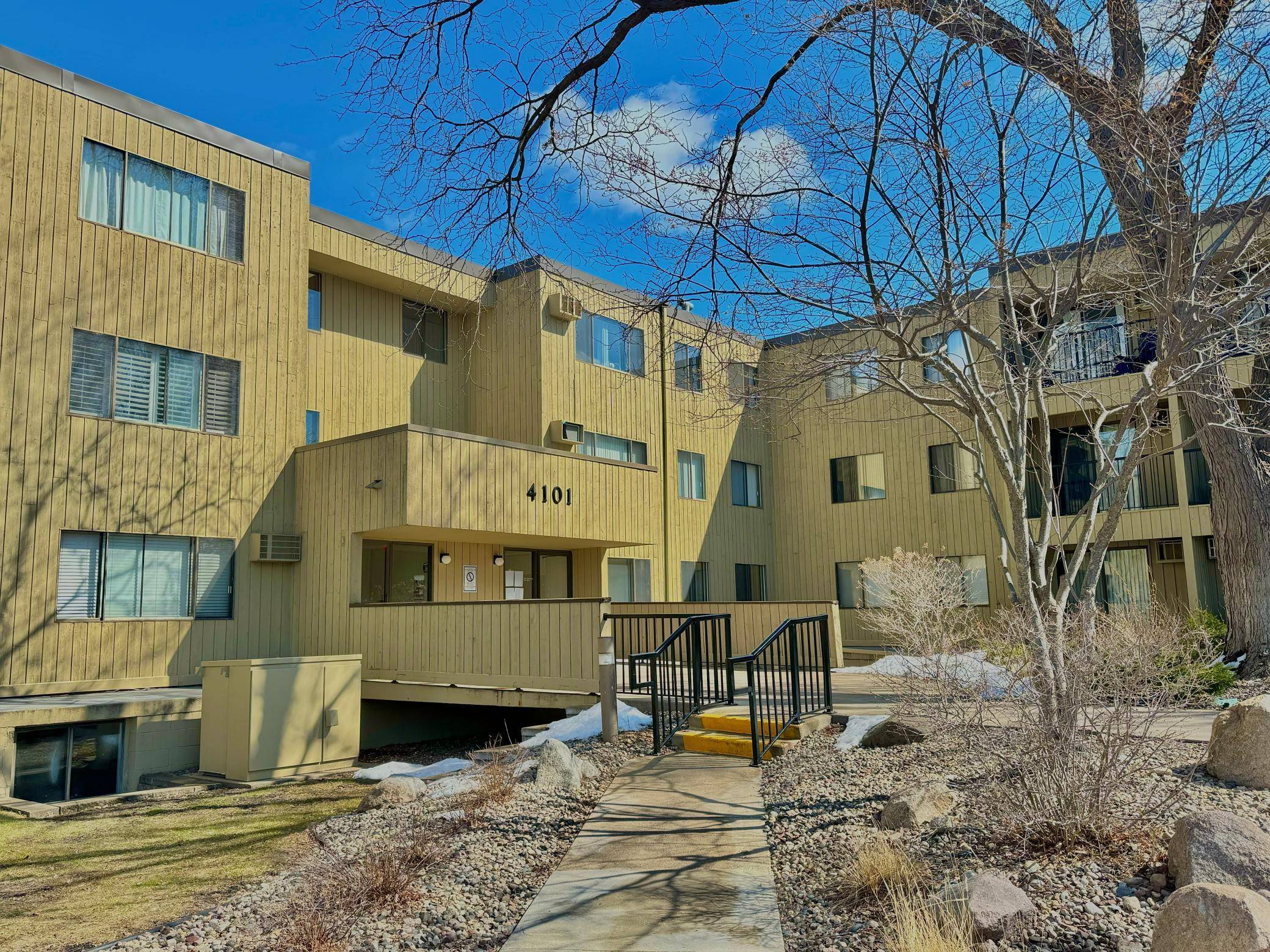 Edina, MN 55435,4101 Parklawn AVE #330