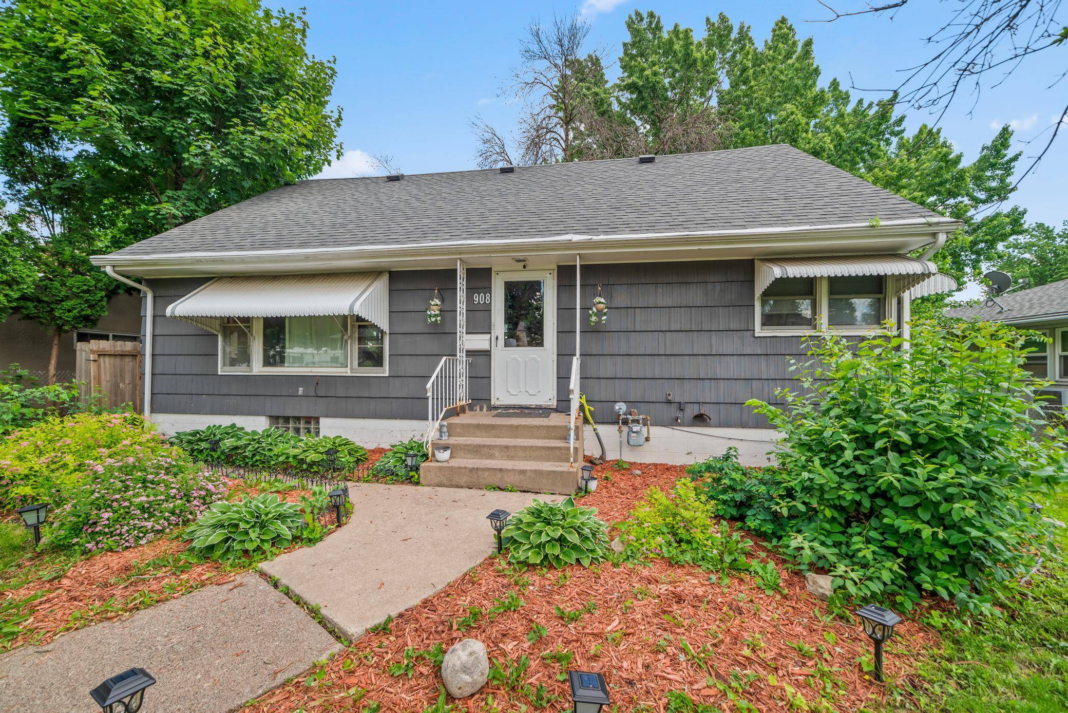 South Saint Paul, MN 55075,908 16th AVE N