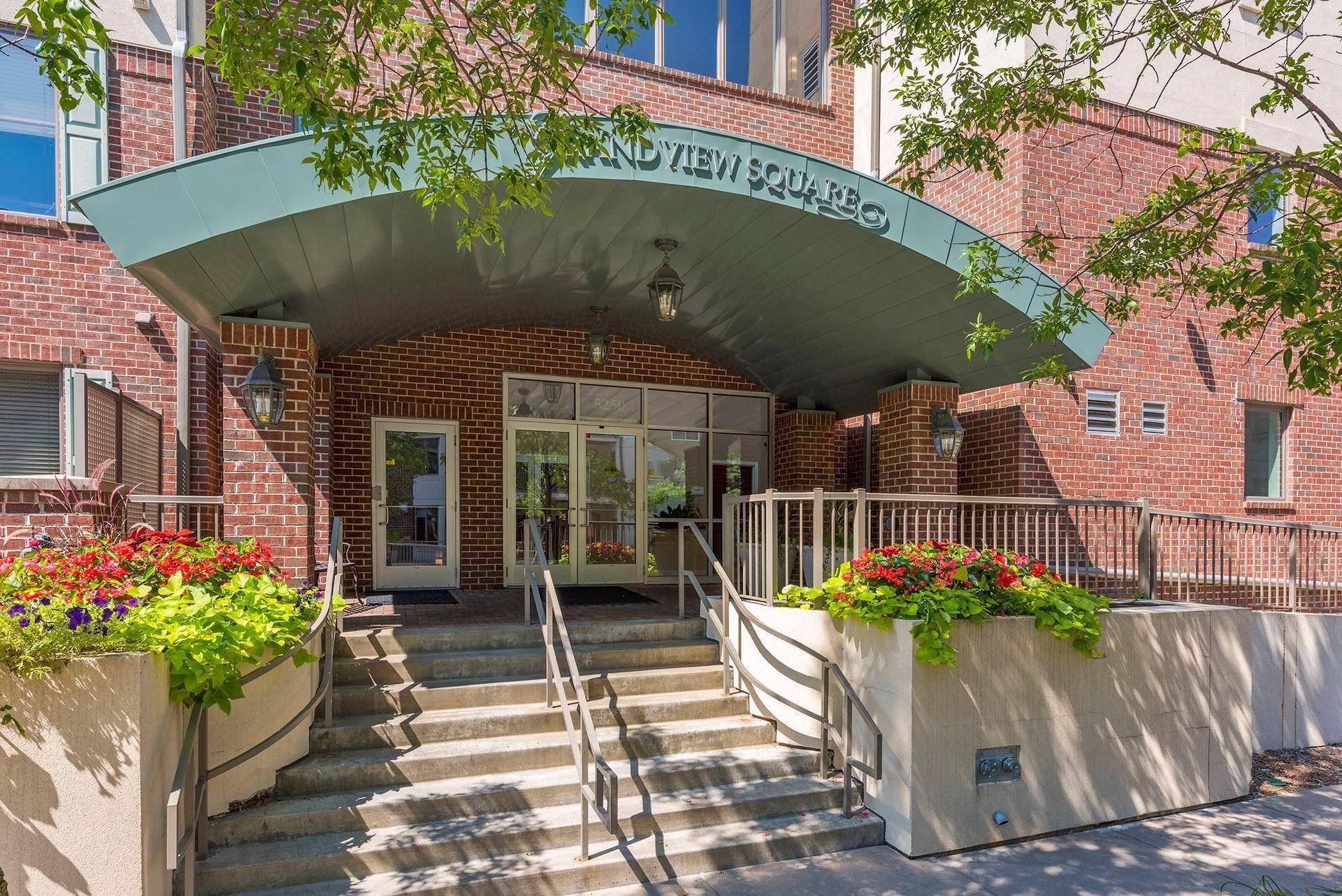 Edina, MN 55436,5250 Grandview SQ #2108