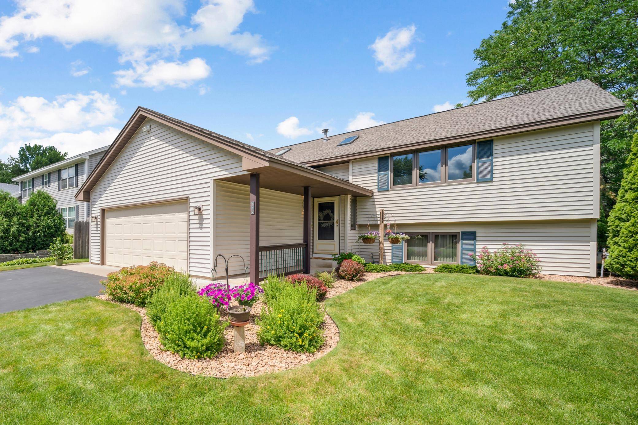 Burnsville, MN 55306,916 Southwind DR