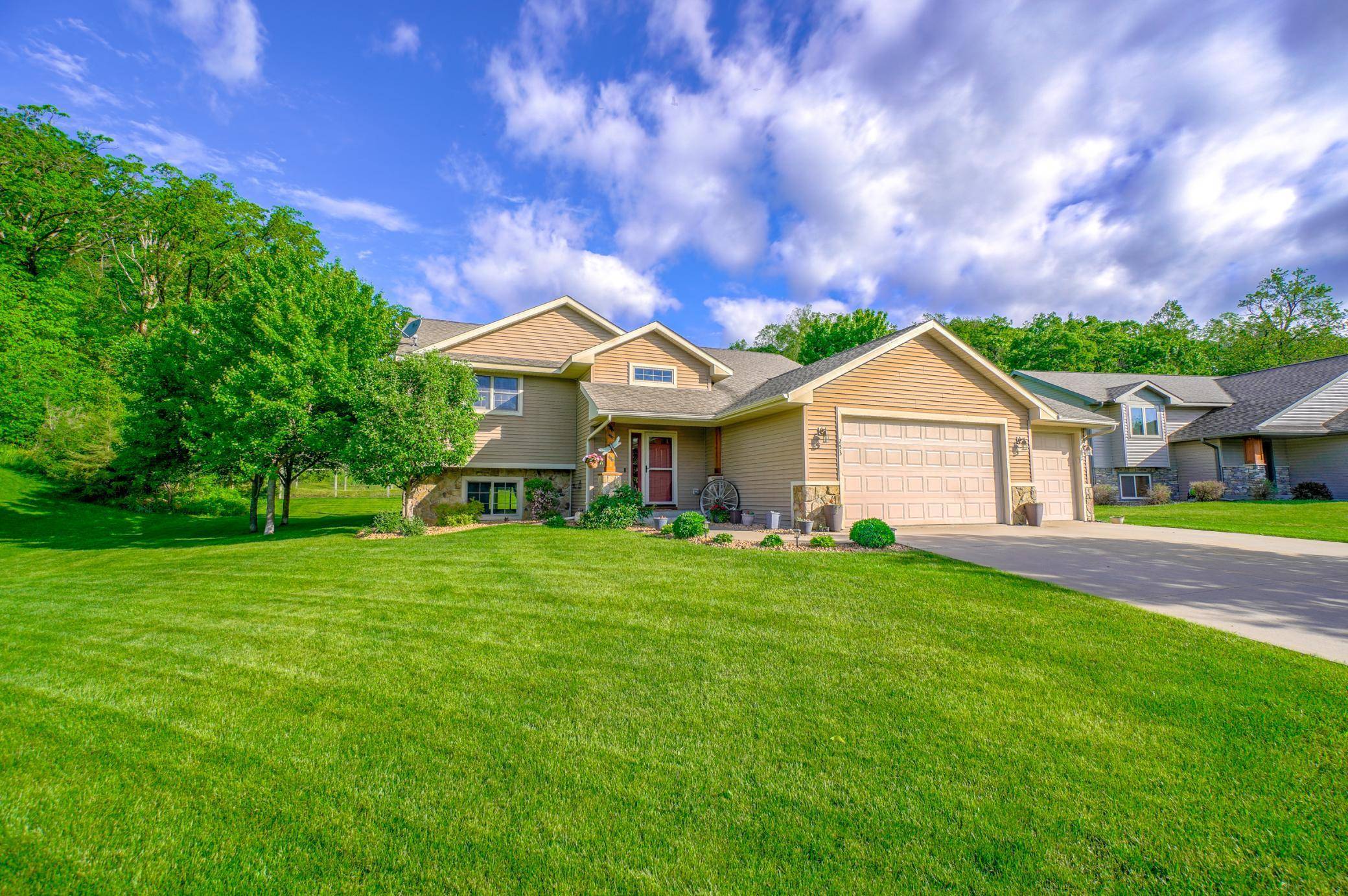 River Falls, WI 54022,253 Glenmeadow ST