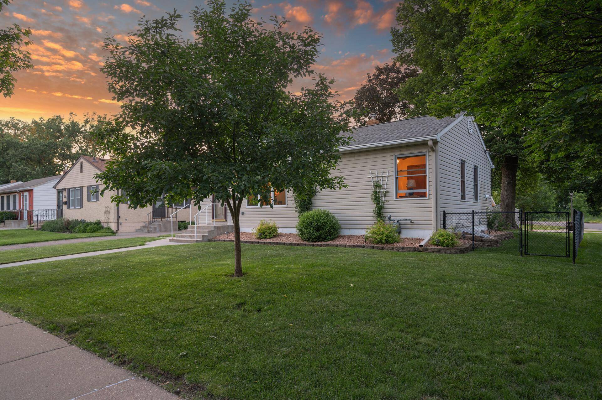 Saint Paul, MN 55116,1947 Field AVE