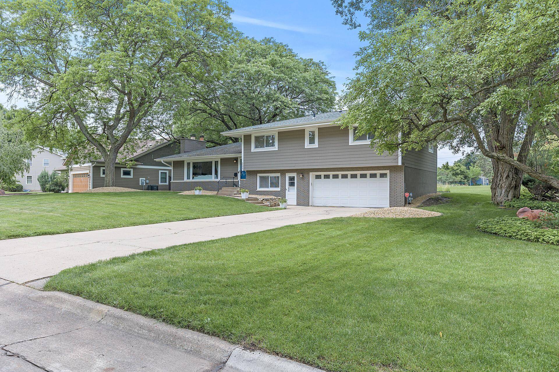 Edina, MN 55439,5504 Mcguire RD