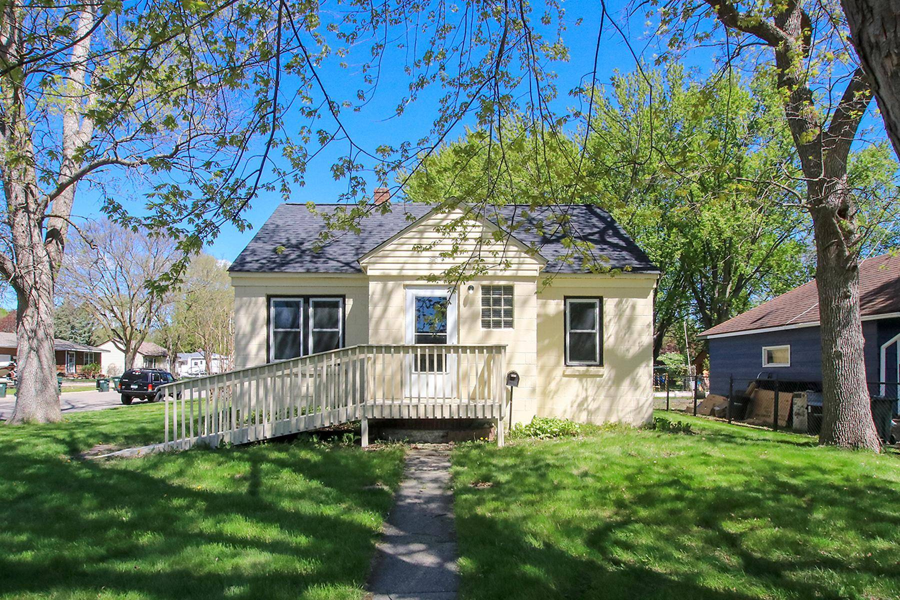 Hutchinson, MN 55350,209 College AVE NE