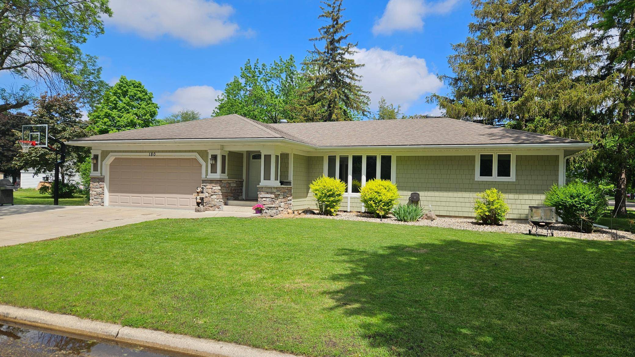 Le Center, MN 56057,180 E Solberg ST