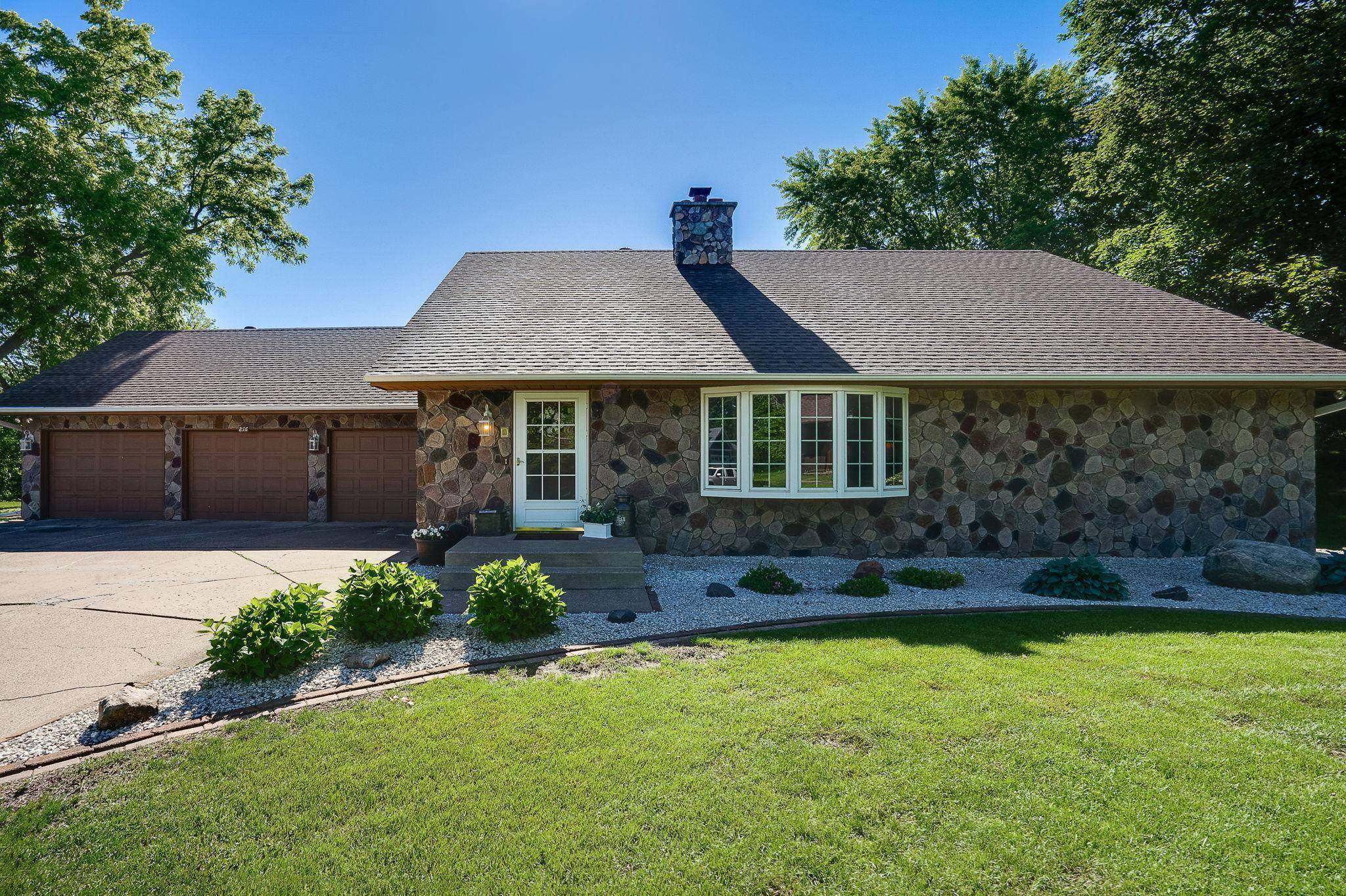 Maplewood, MN 55117,816 Belmont LN E