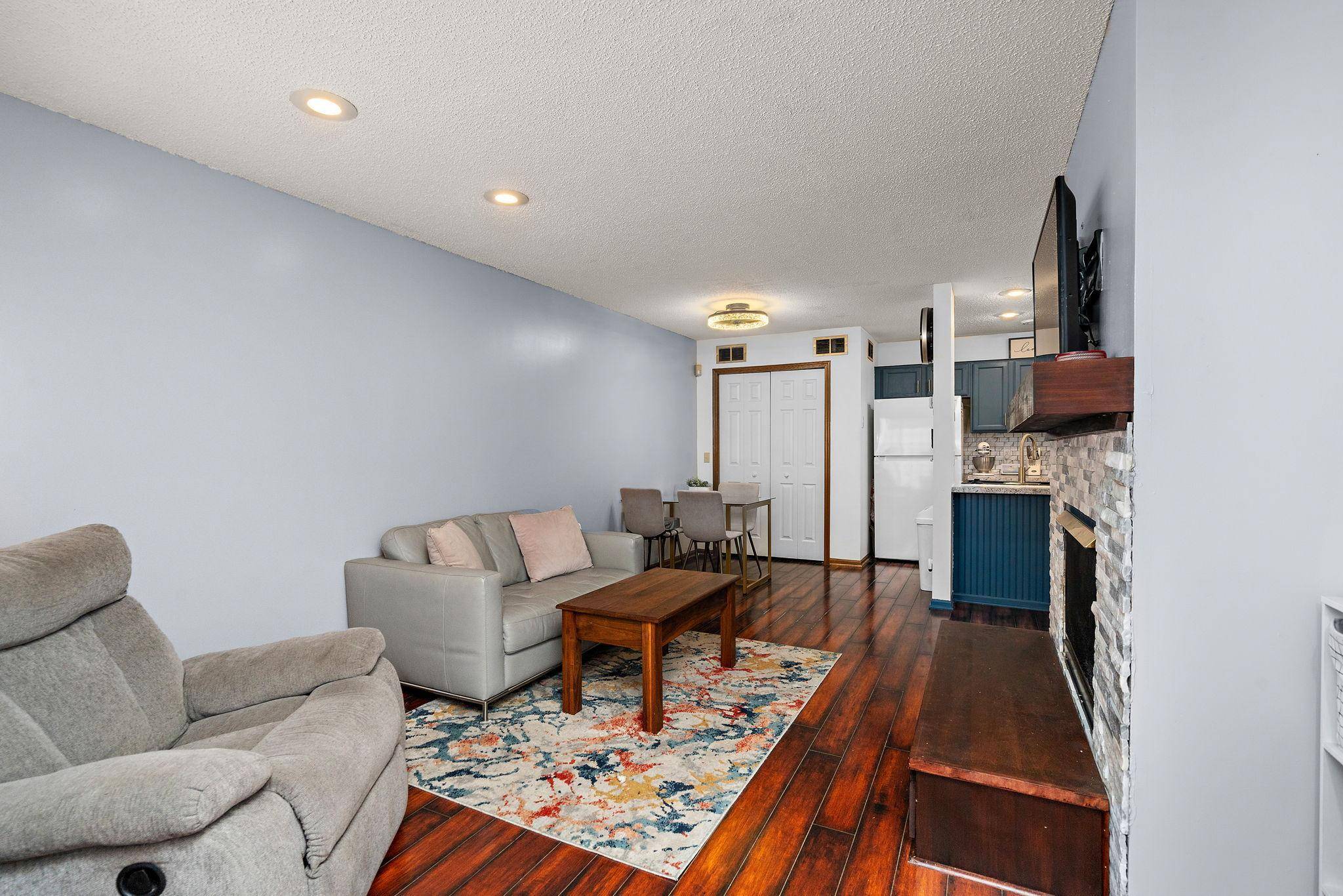 Burnsville, MN 55337,1853 Riverwood DR #4