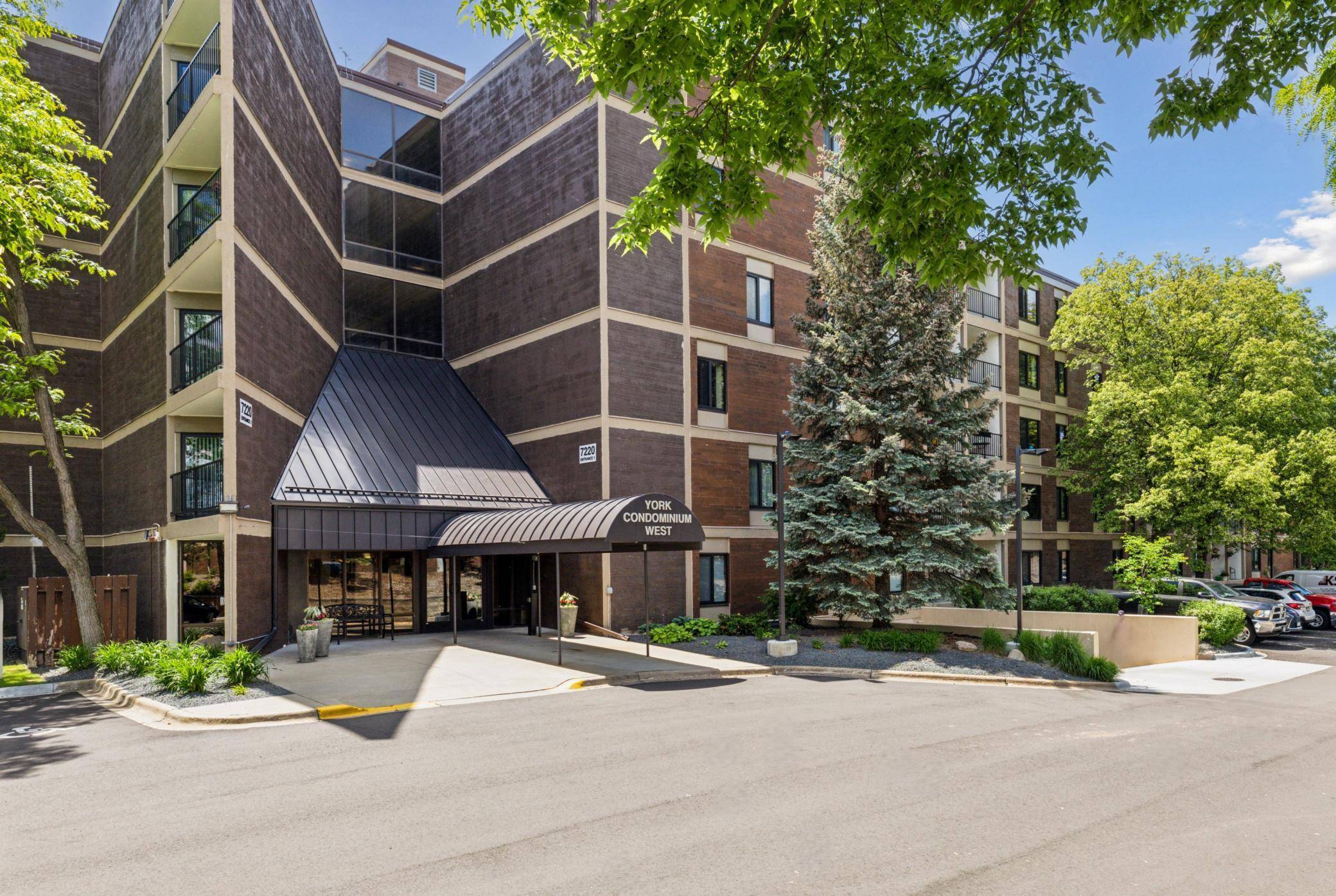 Edina, MN 55435,7220 York AVE S #210