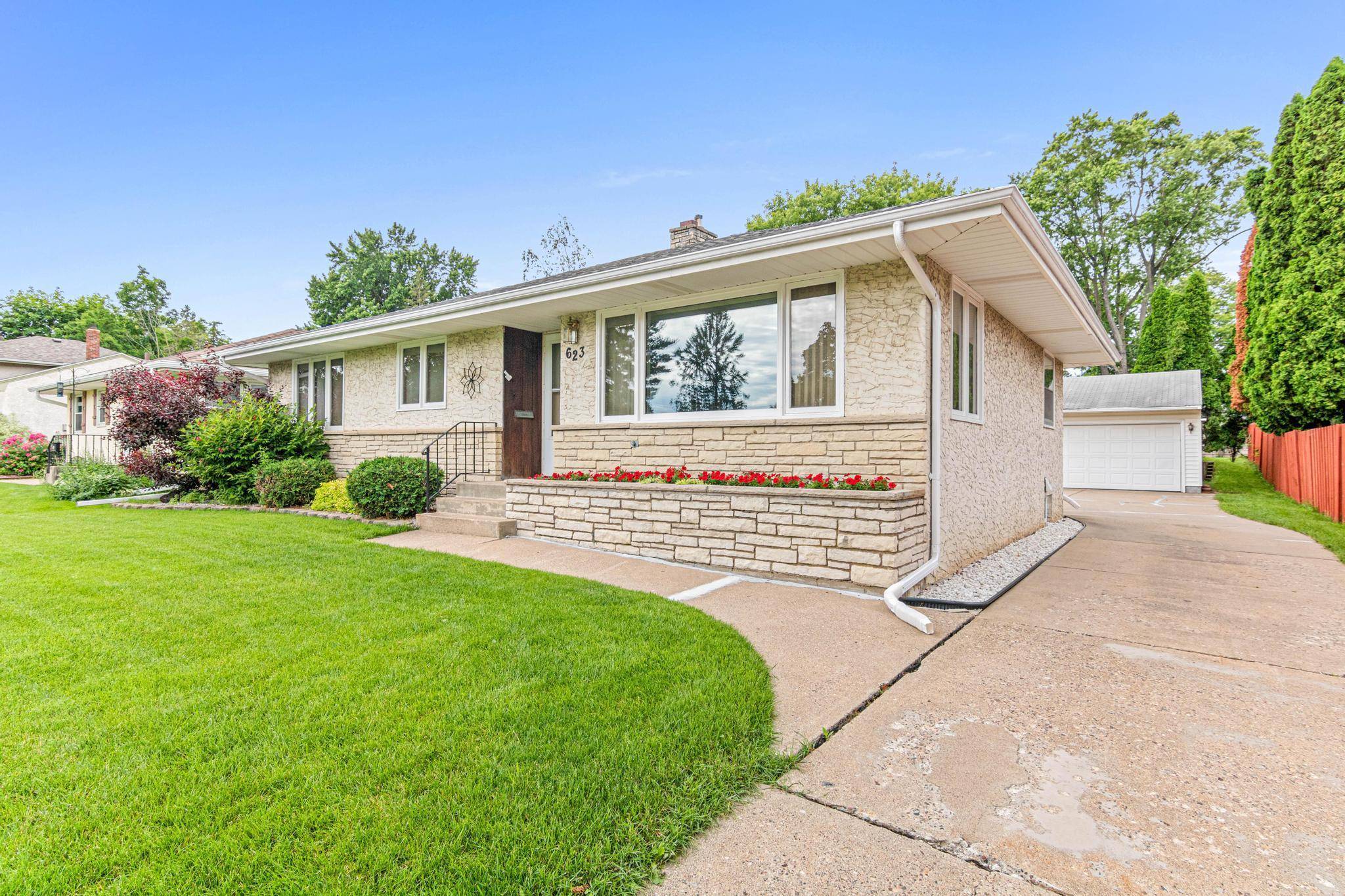 South Saint Paul, MN 55075,623 Cresthaven DR