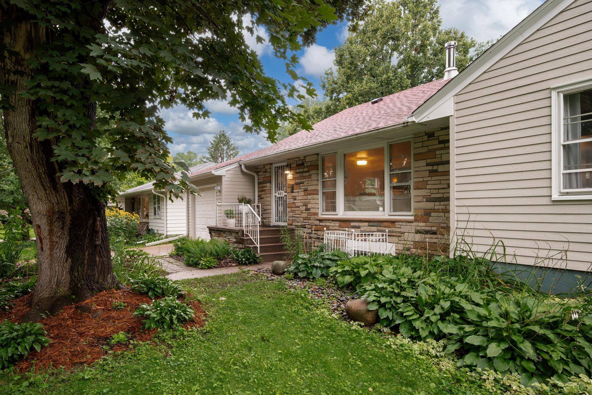 Minneapolis, MN 55411,901 Vincent AVE N