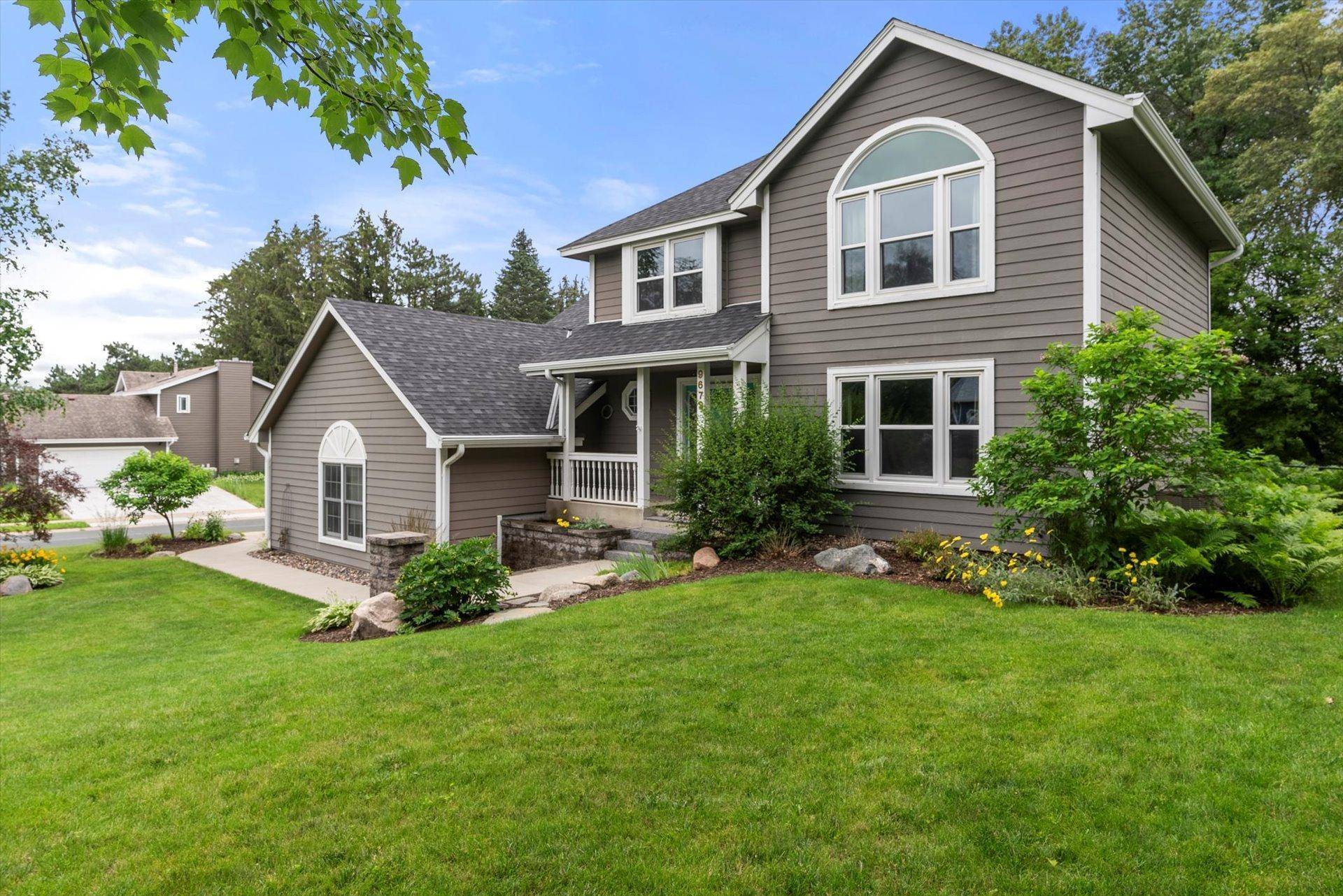 Eden Prairie, MN 55347,9672 Woodridge DR