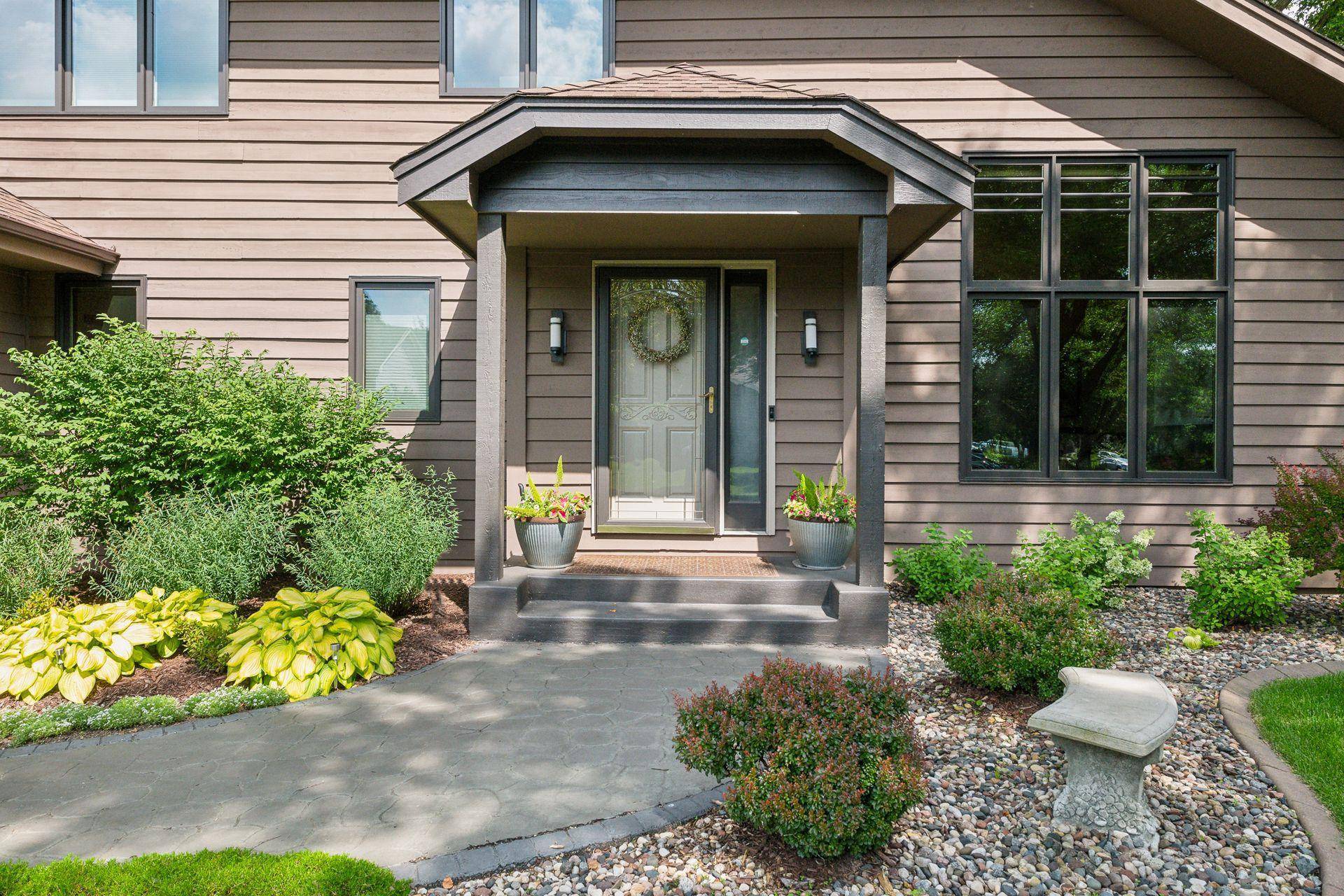 Eden Prairie, MN 55347,9843 Woodridge DR