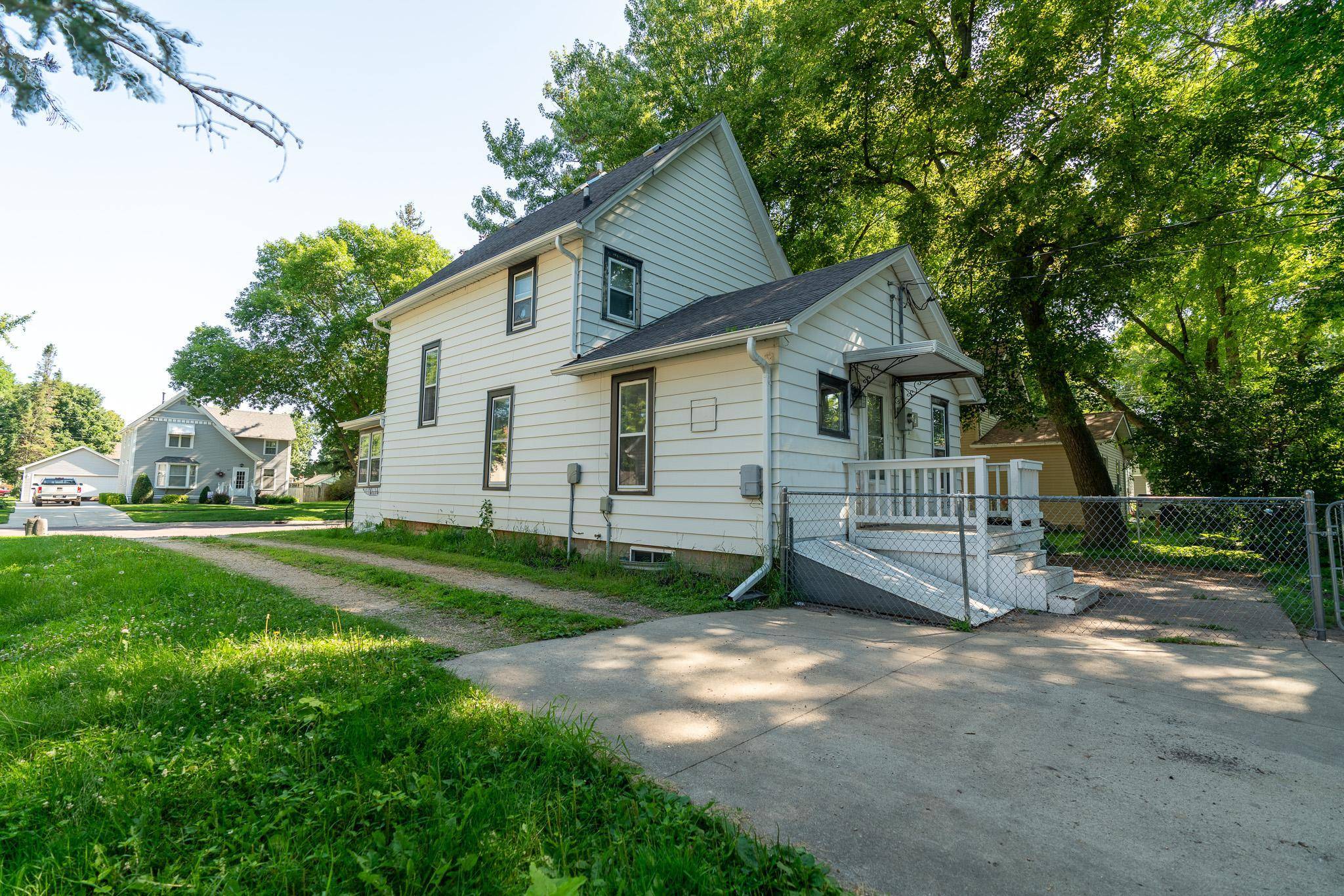 Blue Earth, MN 56013,414 E 8th ST