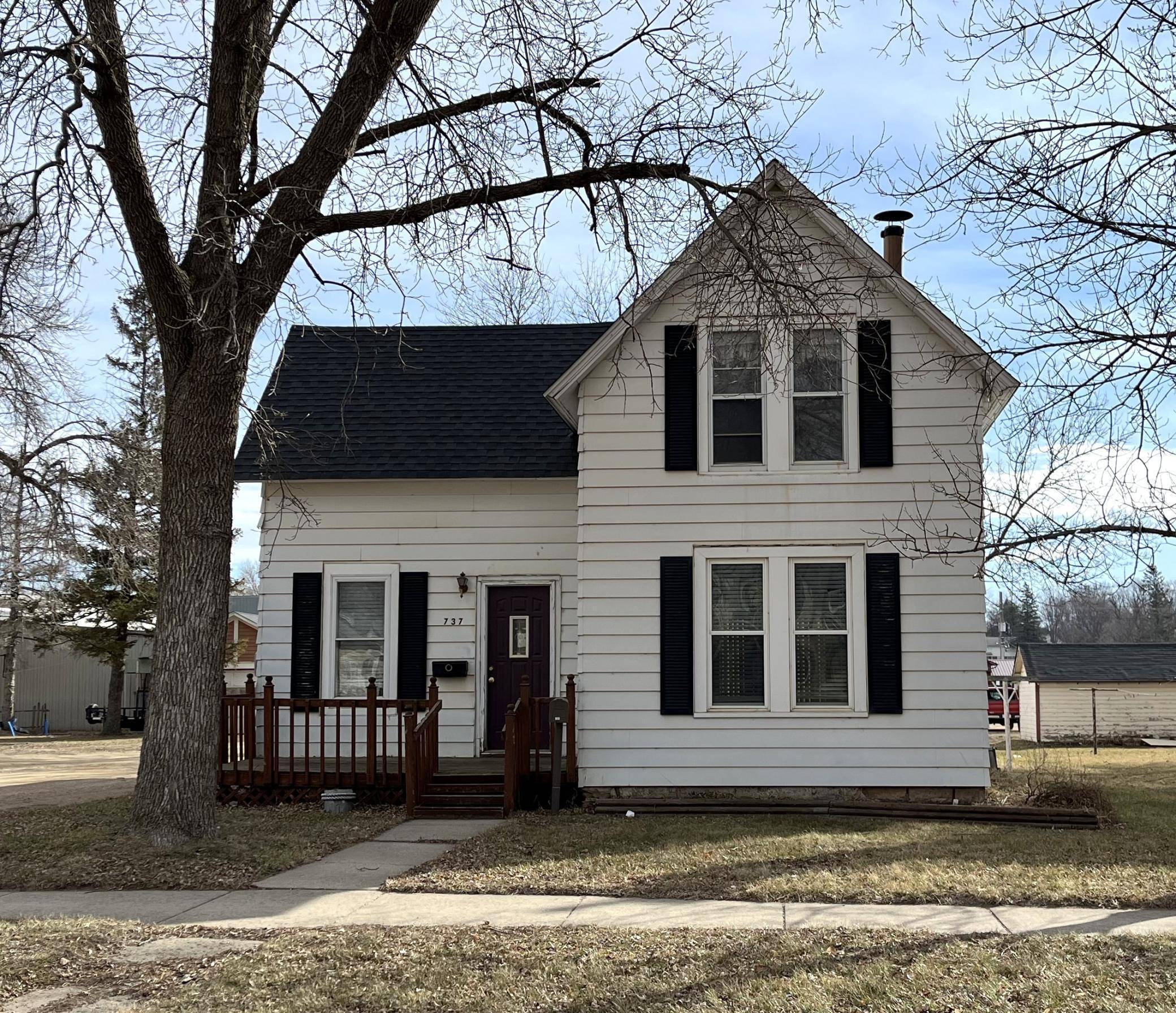 Windom, MN 56101,737 3rd AVE