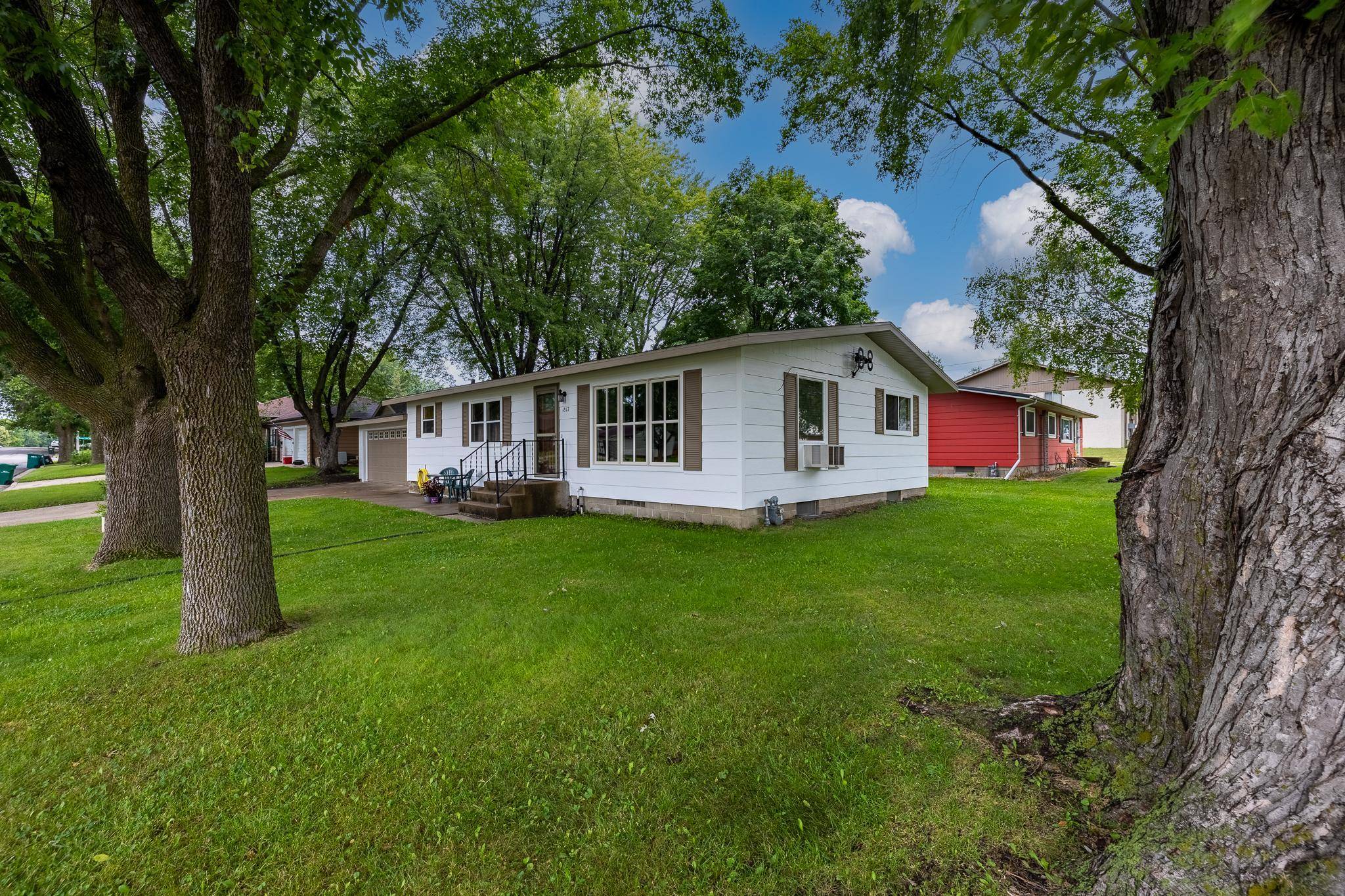 Glencoe, MN 55336,1817 9th ST E