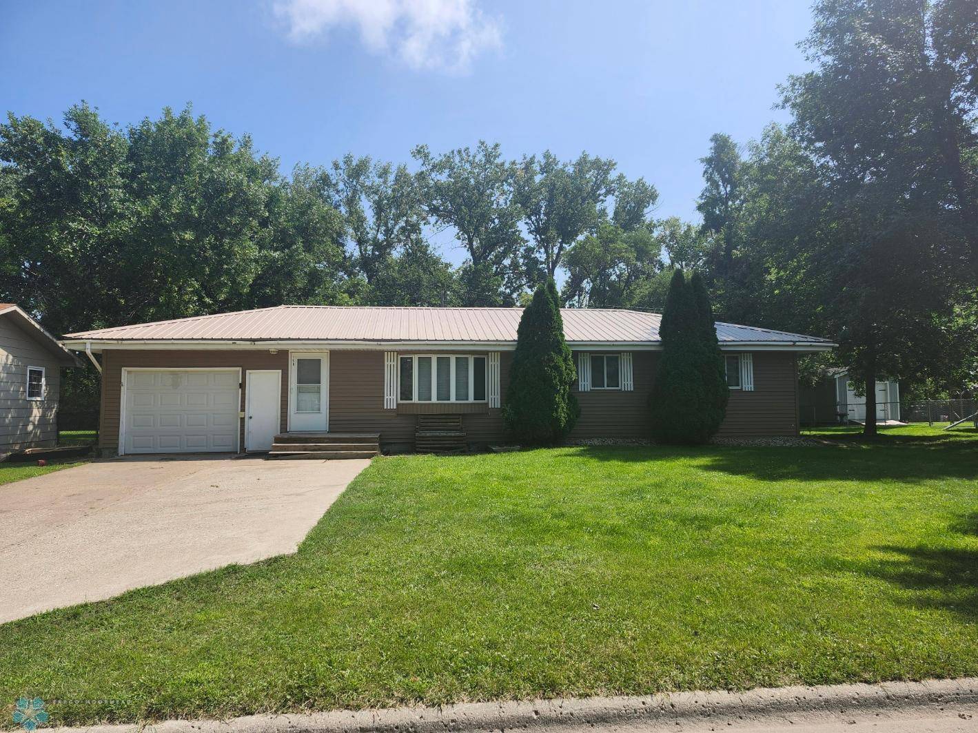 Gwinner, ND 58040,158 Maplewood DR