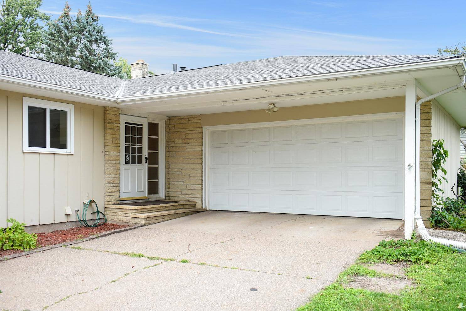 Winona, MN 55987,1718 W 6th ST
