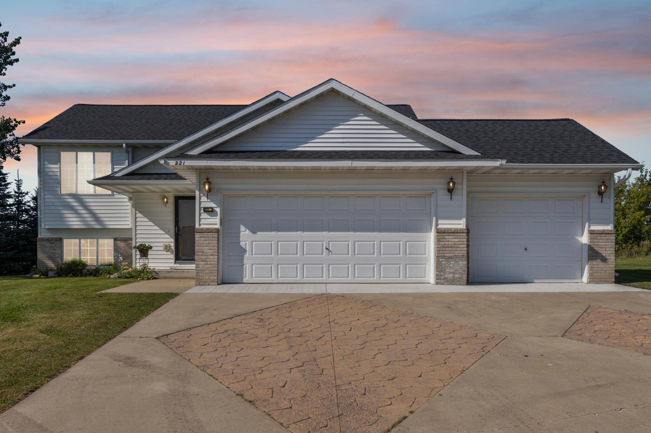 Watkins, MN 55389,221 Glen LN N
