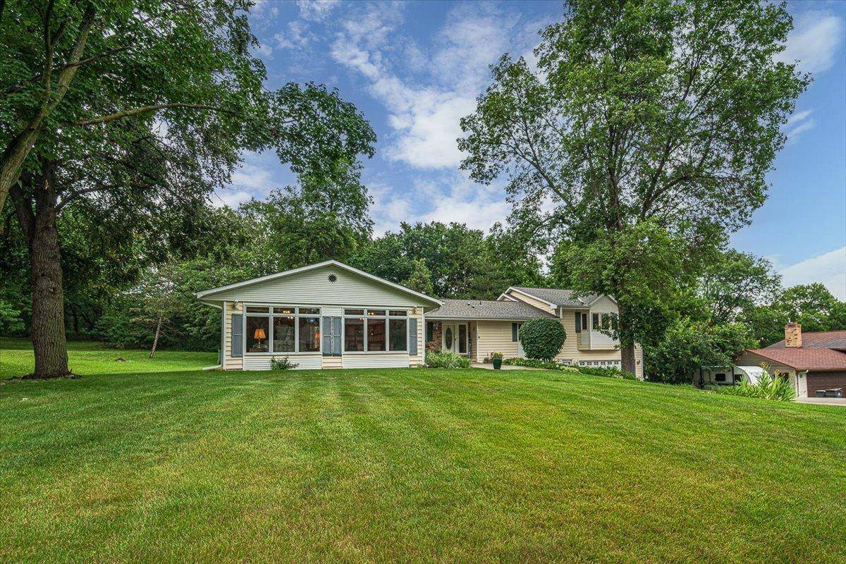 Eden Prairie, MN 55346,16240 Hillcrest LN