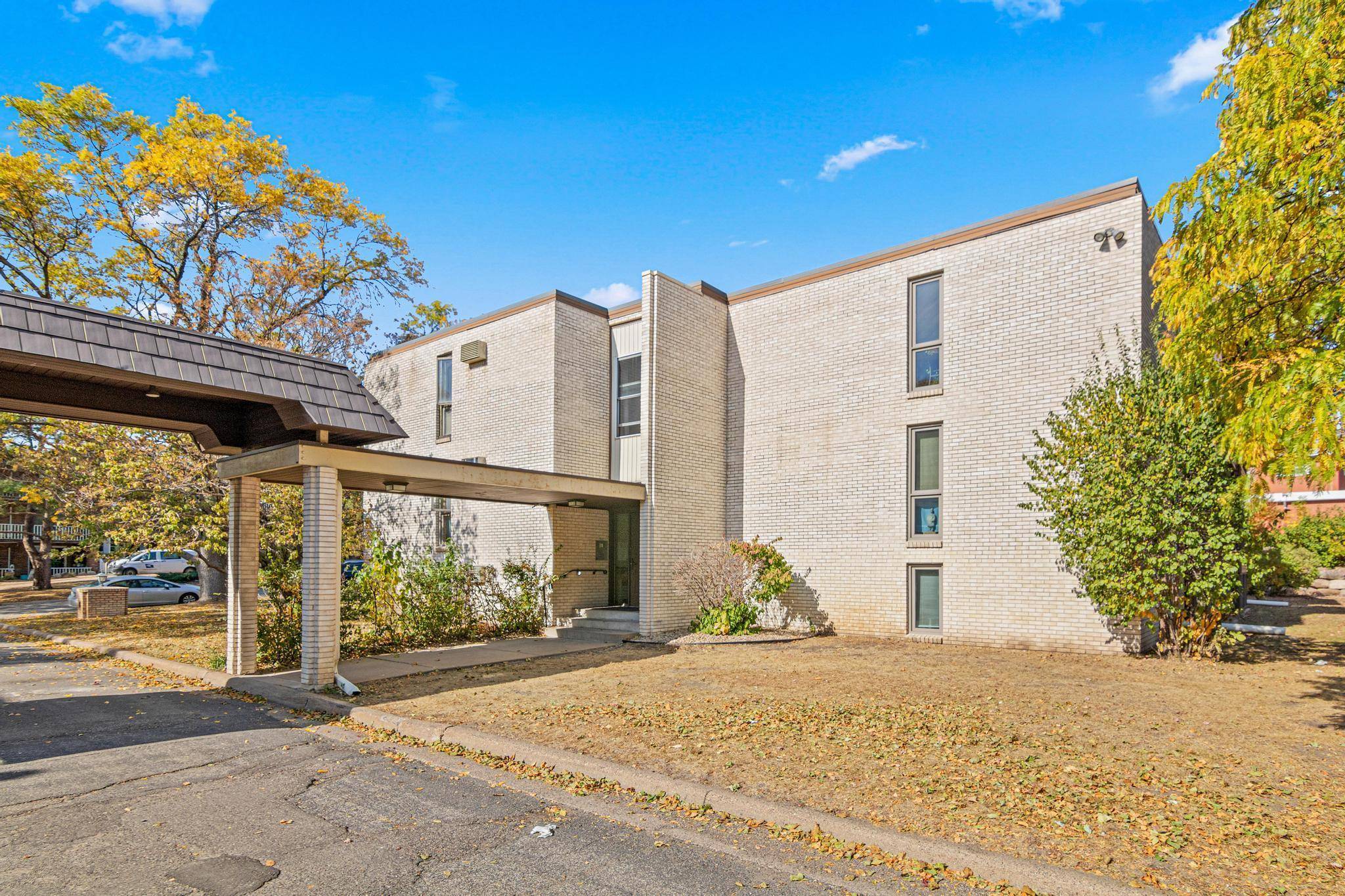 Edina, MN 55435,6301 York AVE S #102