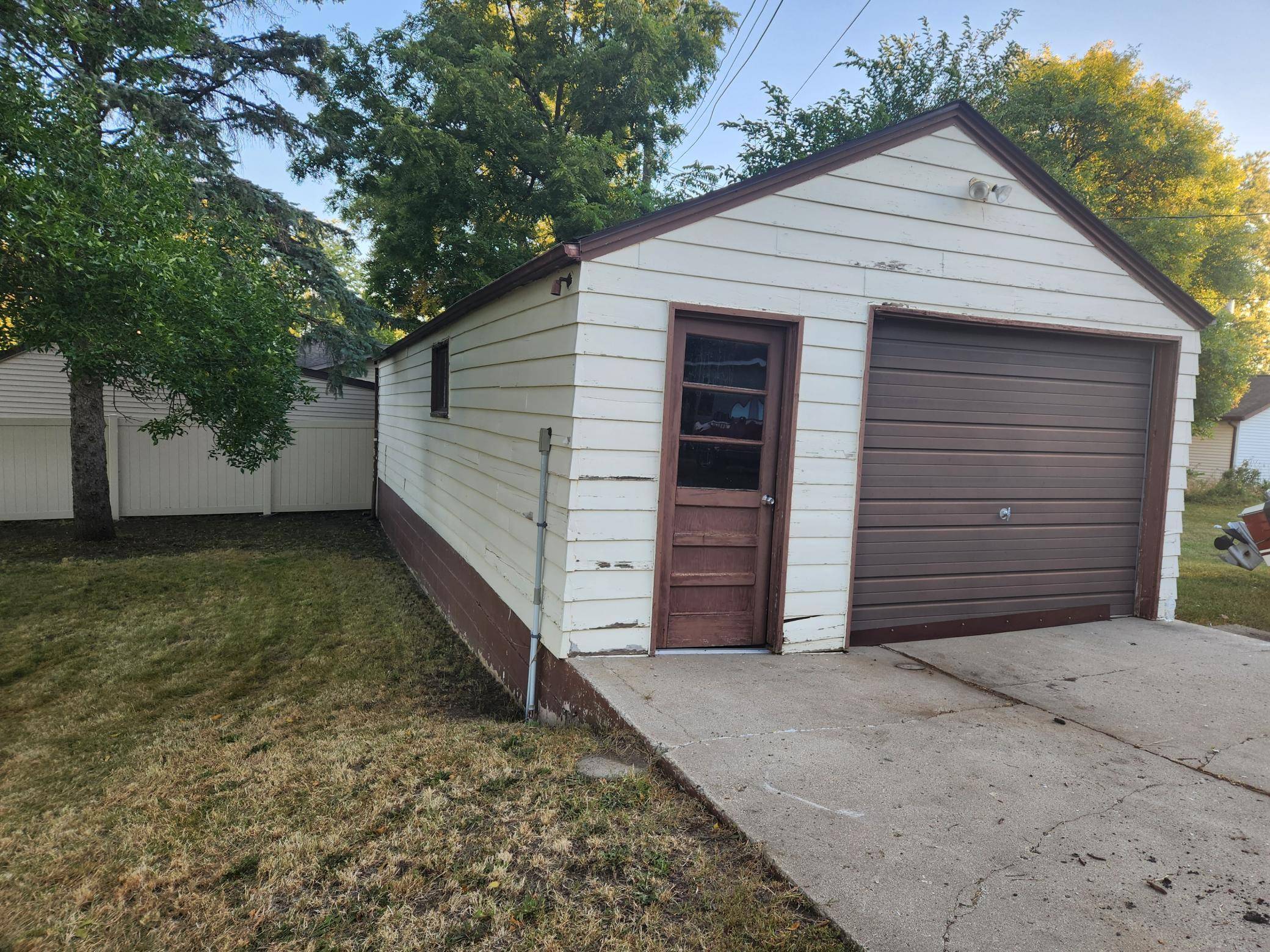 Pipestone, MN 56164,907 6th ST SW