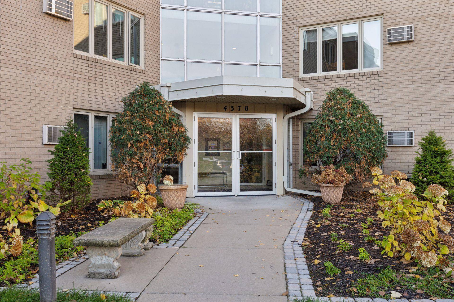 Edina, MN 55436,4370 Brookside CT #314