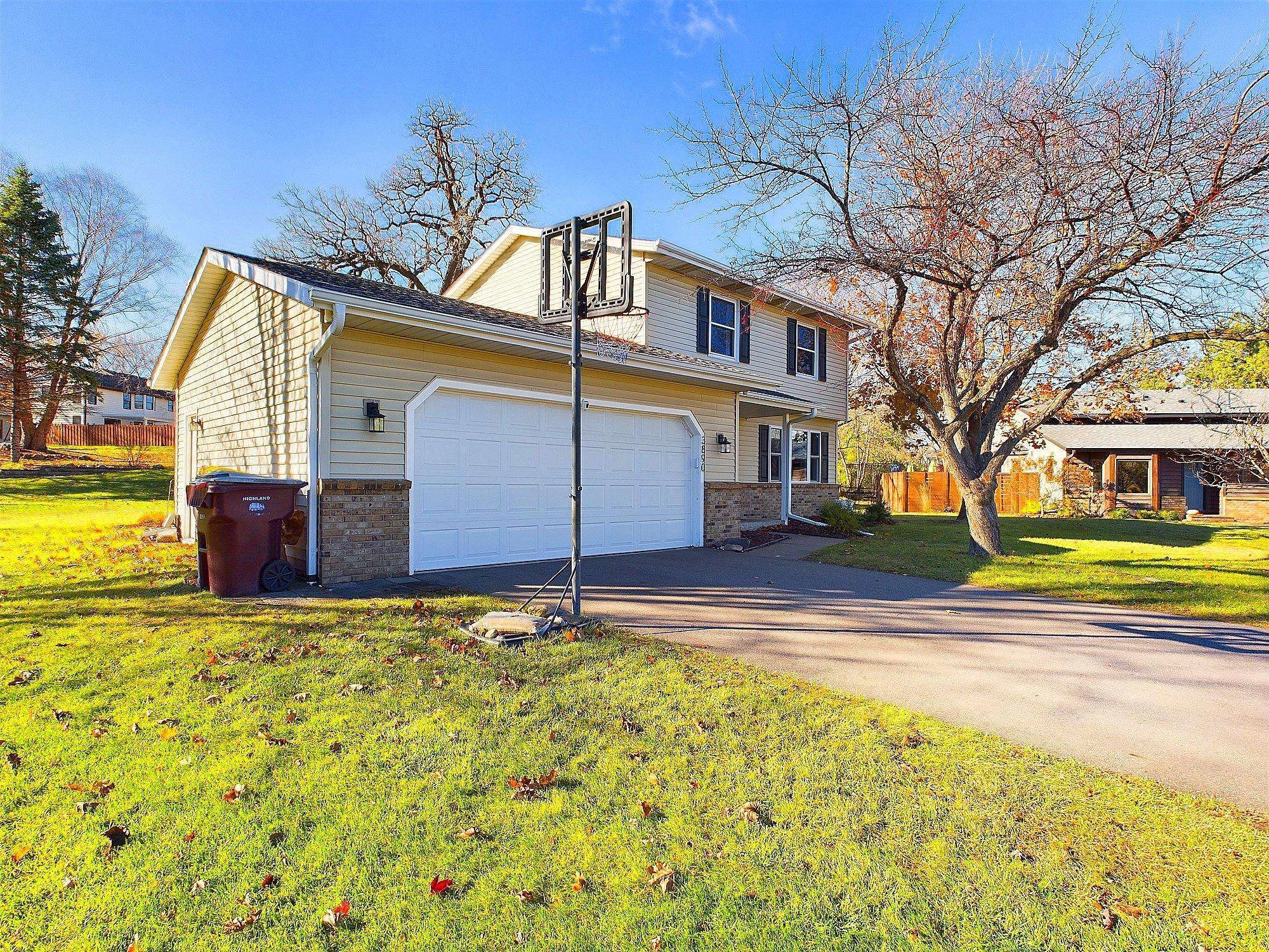 Eagan, MN 55123,3890 Newtown CT