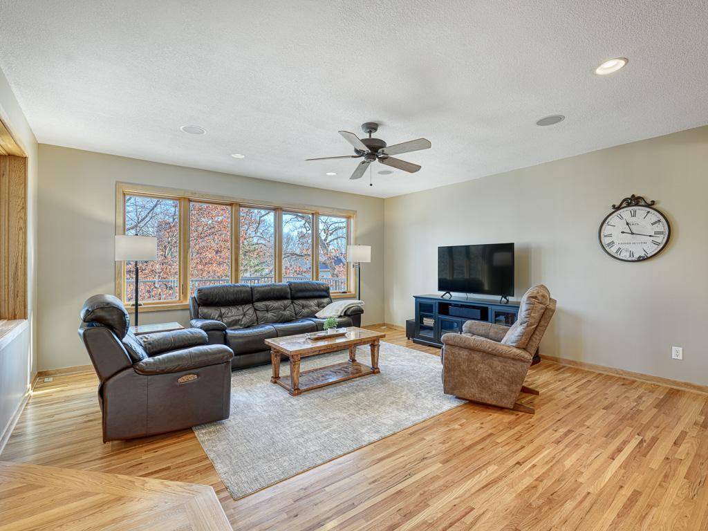 Eagan, MN 55122,4816 Four Seasons DR