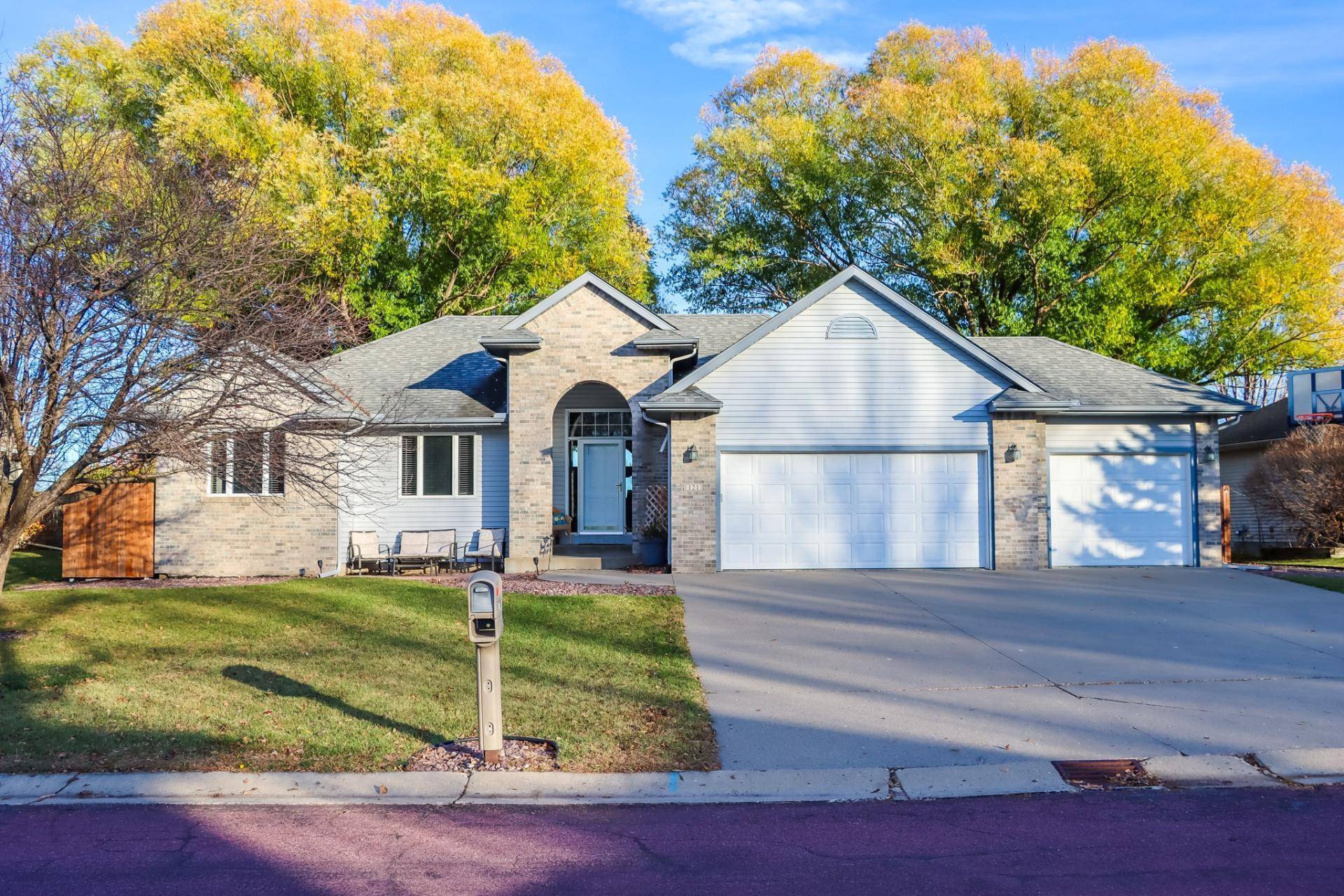 Mankato, MN 56001,121 Victoria BLVD