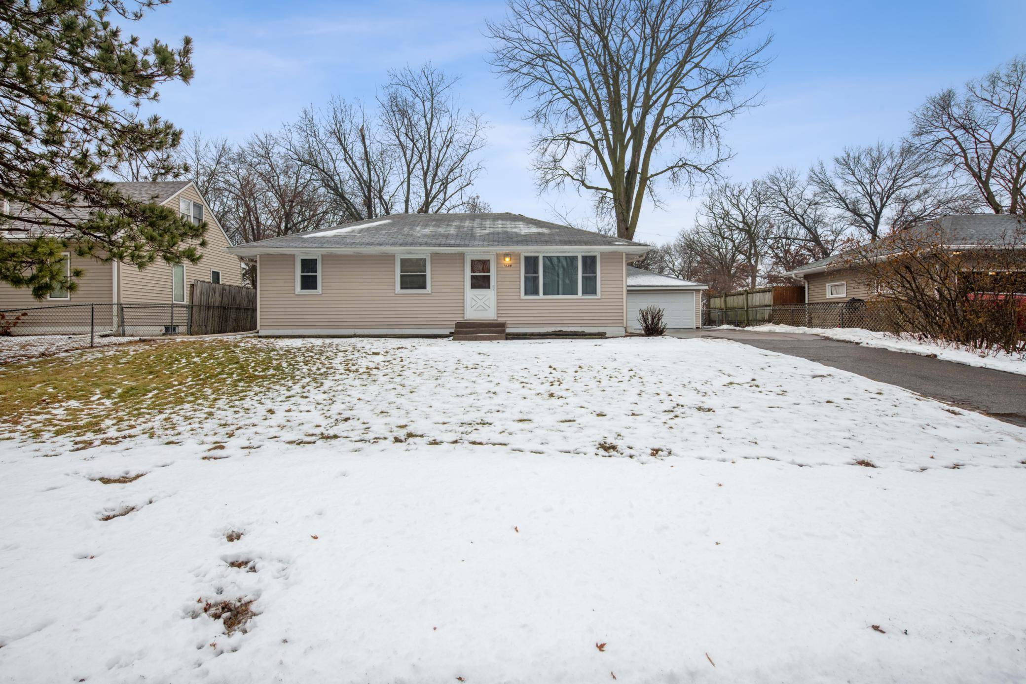 Shoreview, MN 55126,1628 Hillview RD