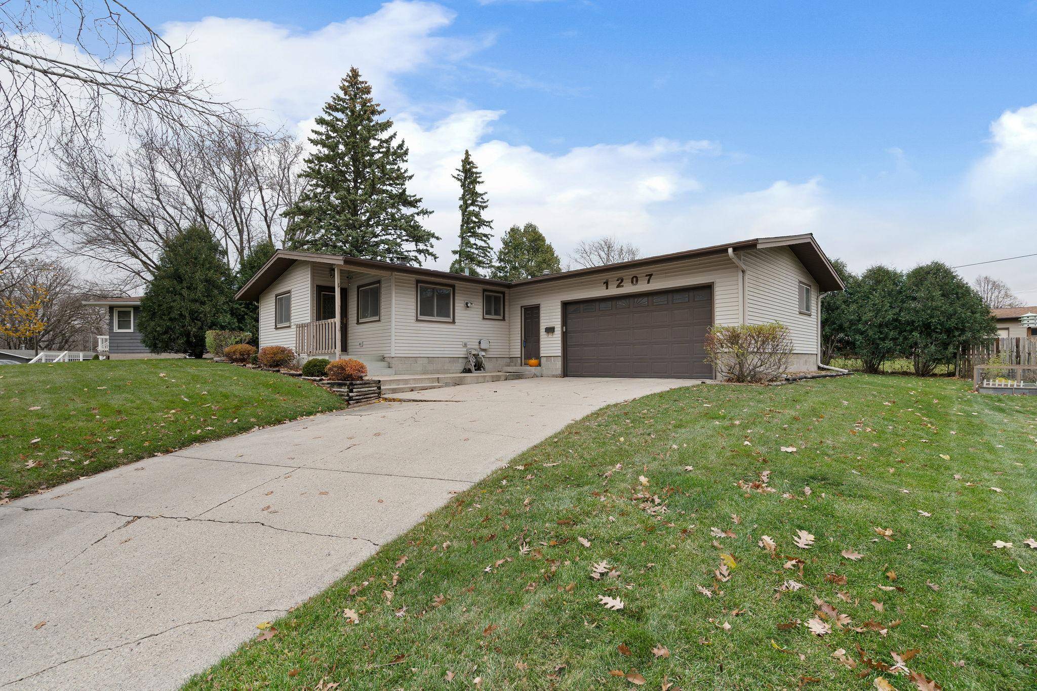 Owatonna, MN 55060,1207 Woodridge PL