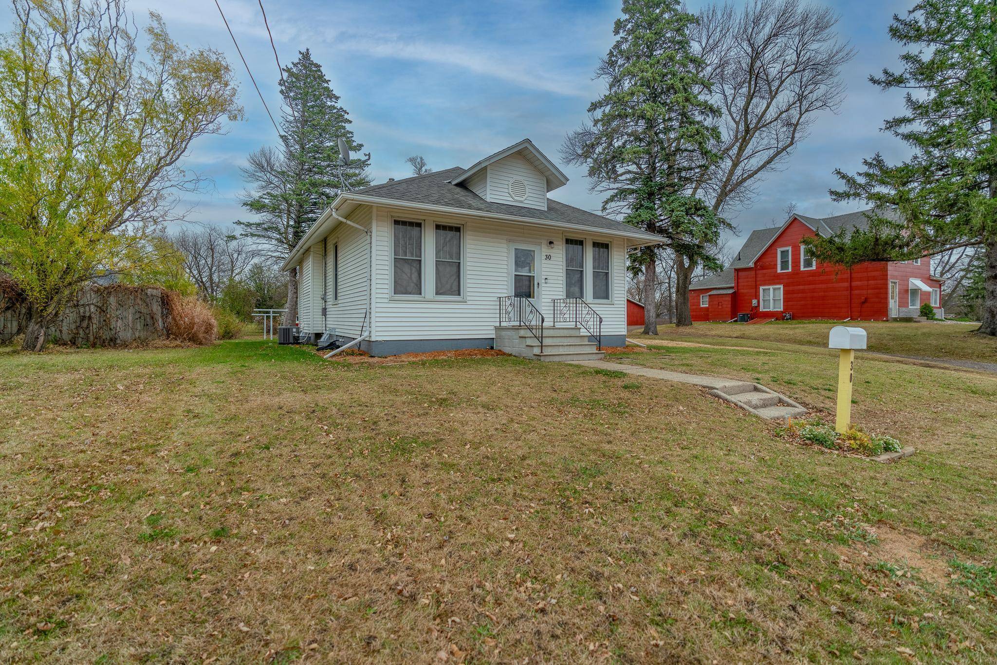 Madelia, MN 56062,30 Estes AVE NW