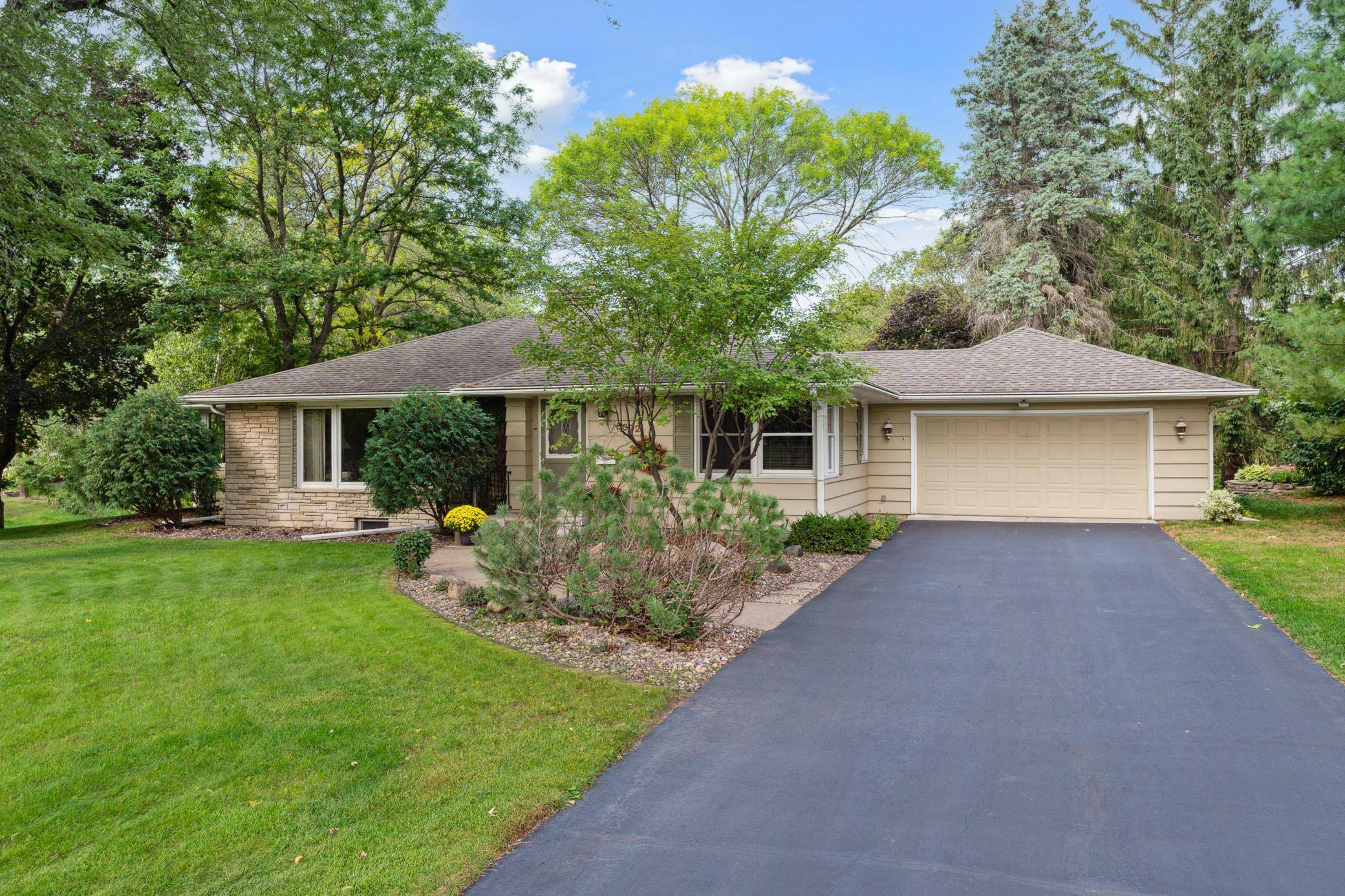 Edina, MN 55436,5002 Mirror Lakes DR