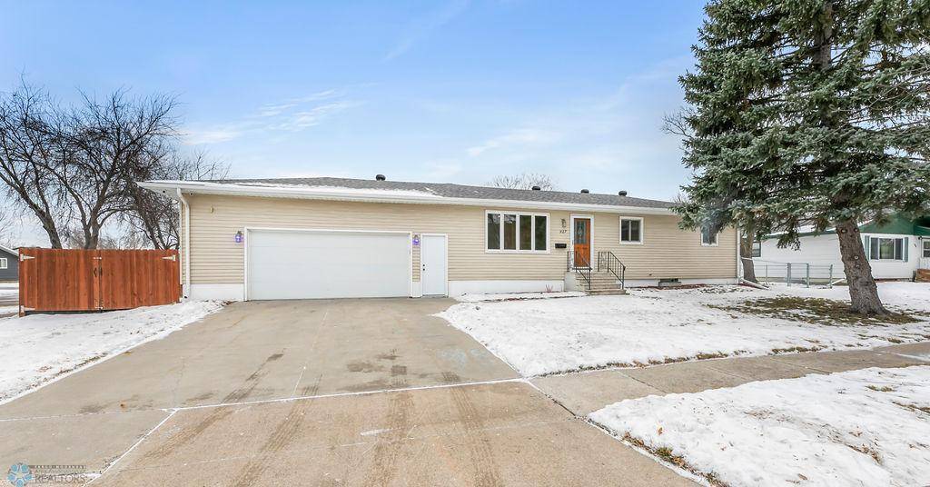 West Fargo, ND 58078,927 5th AVE W