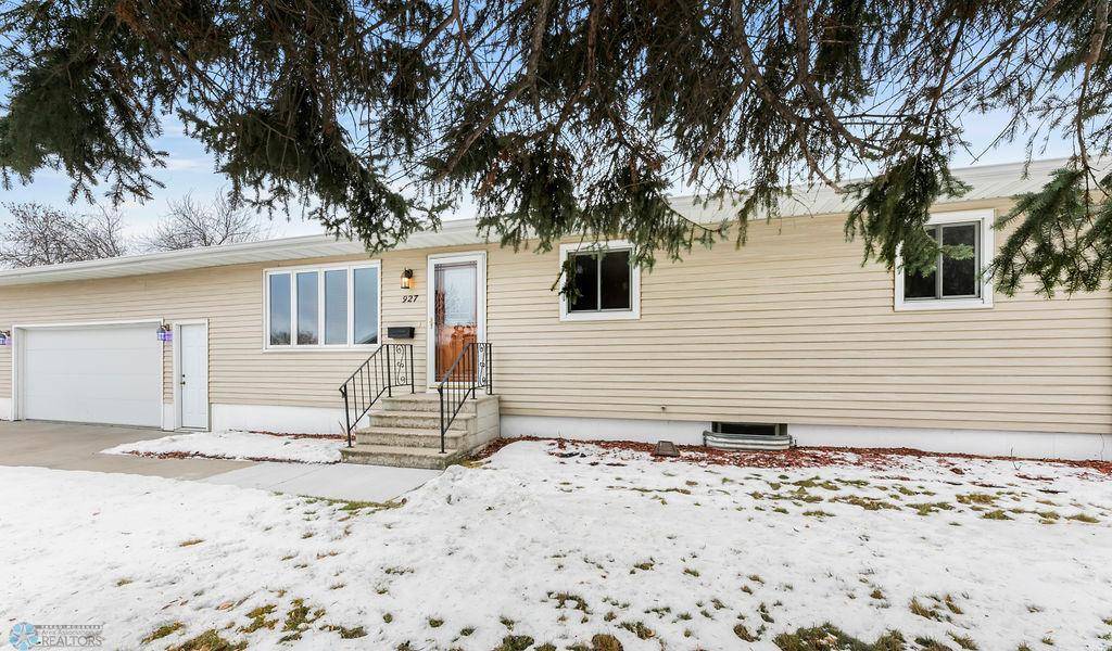 West Fargo, ND 58078,927 5th AVE W