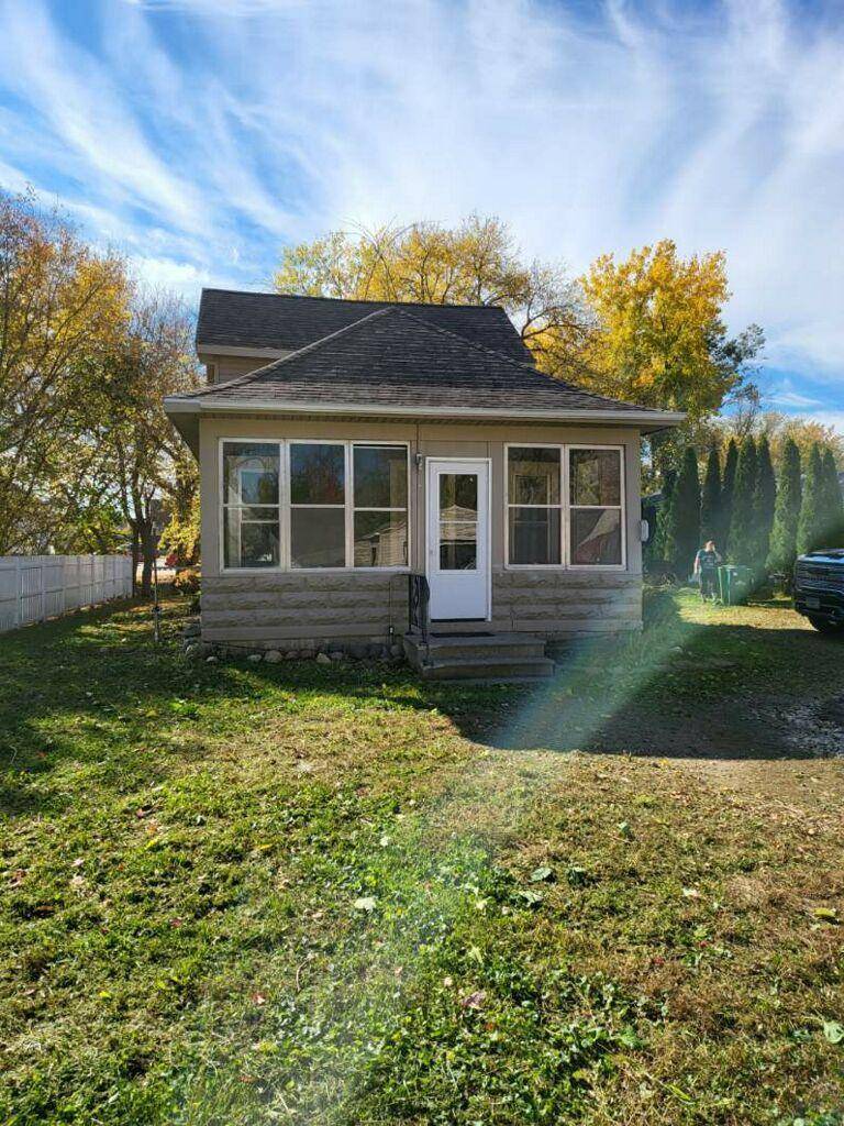 Marshall, MN 56258,106  1/2 N 1st ST