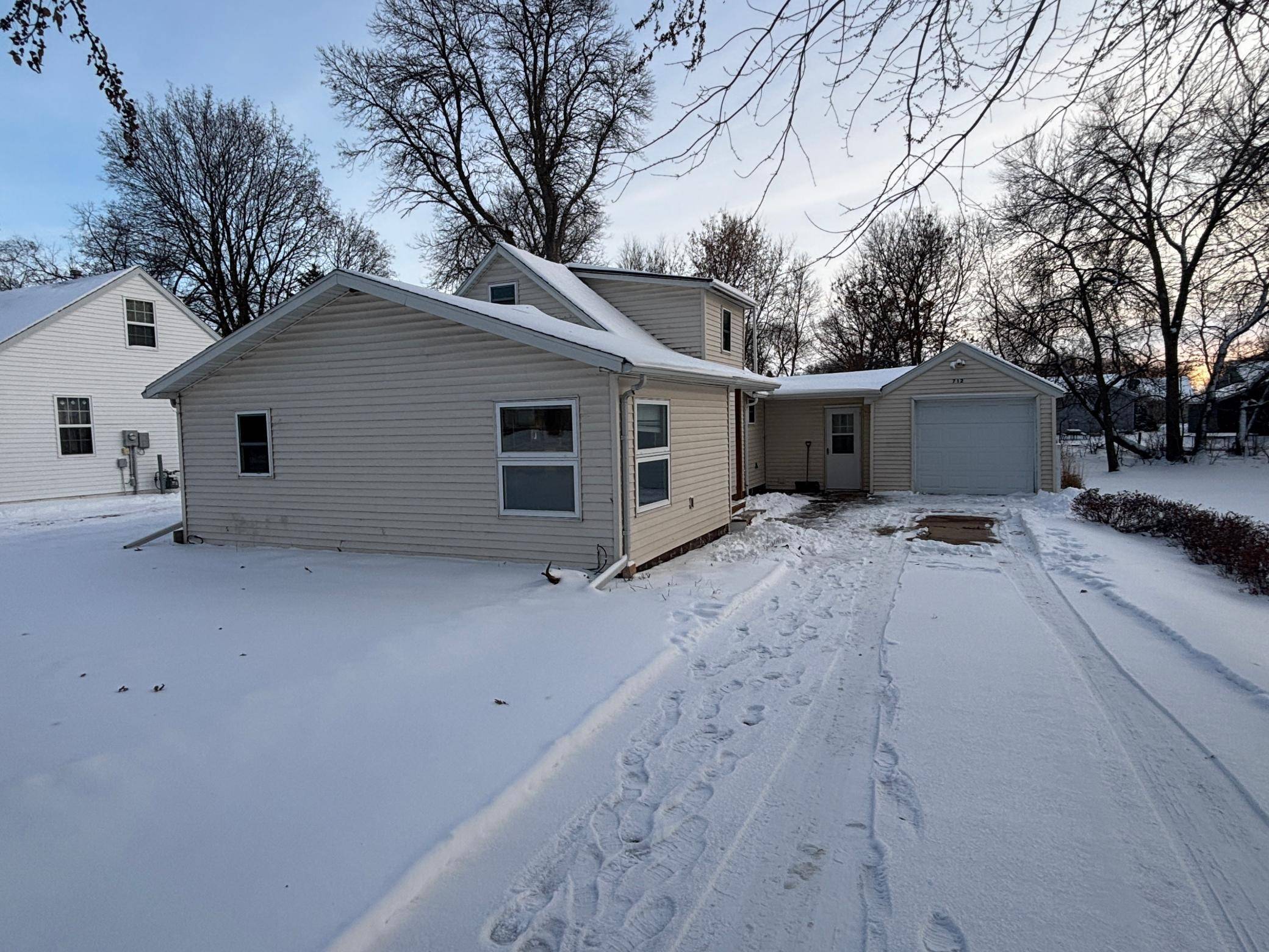 Willmar, MN 56201,712 Mary AVE