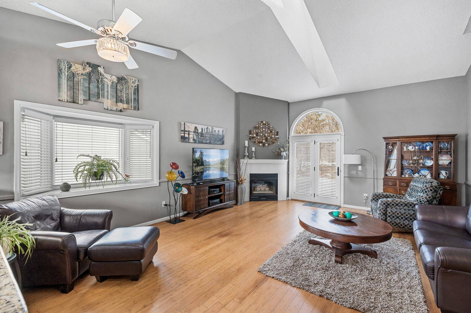 Burnsville, MN 55306,807 Southcross DR E