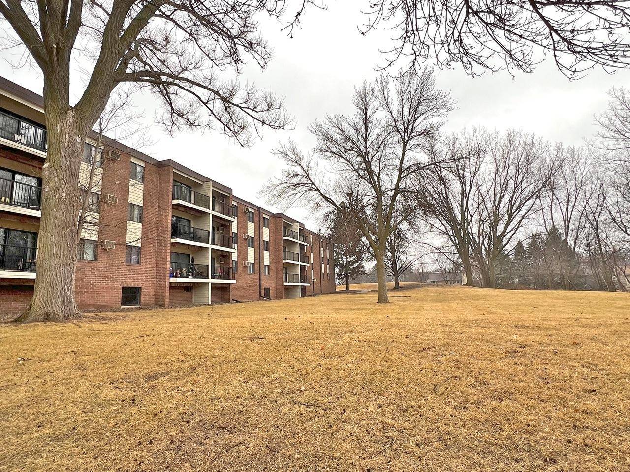 Arden Hills, MN 55112,4 Pine Tree DR #213