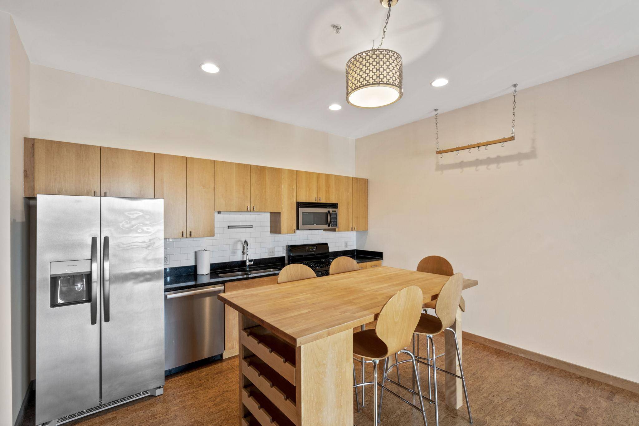 Minneapolis, MN 55404,9 W Franklin AVE #205