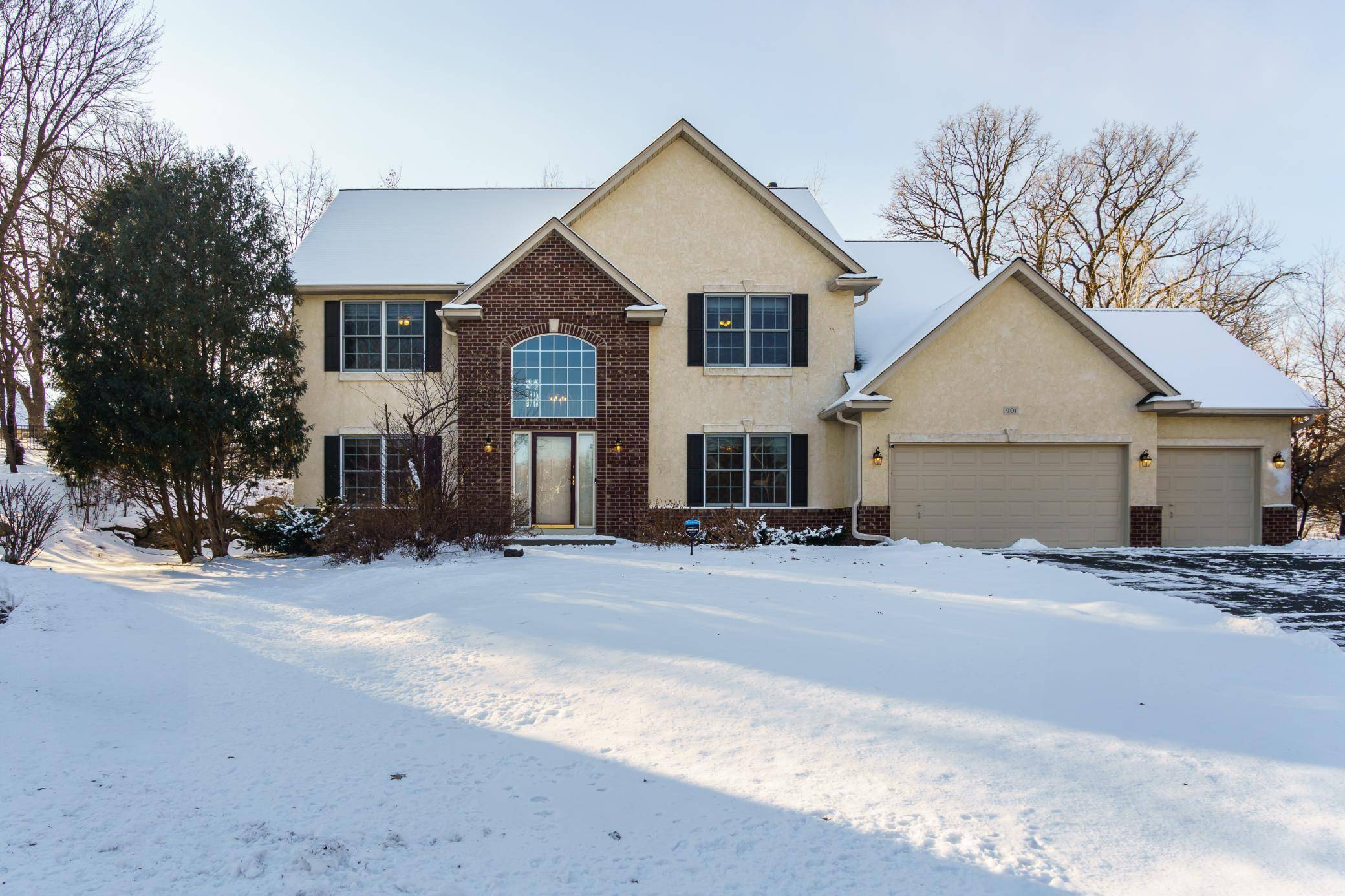 Eagan, MN 55123,901 Knollwood CT