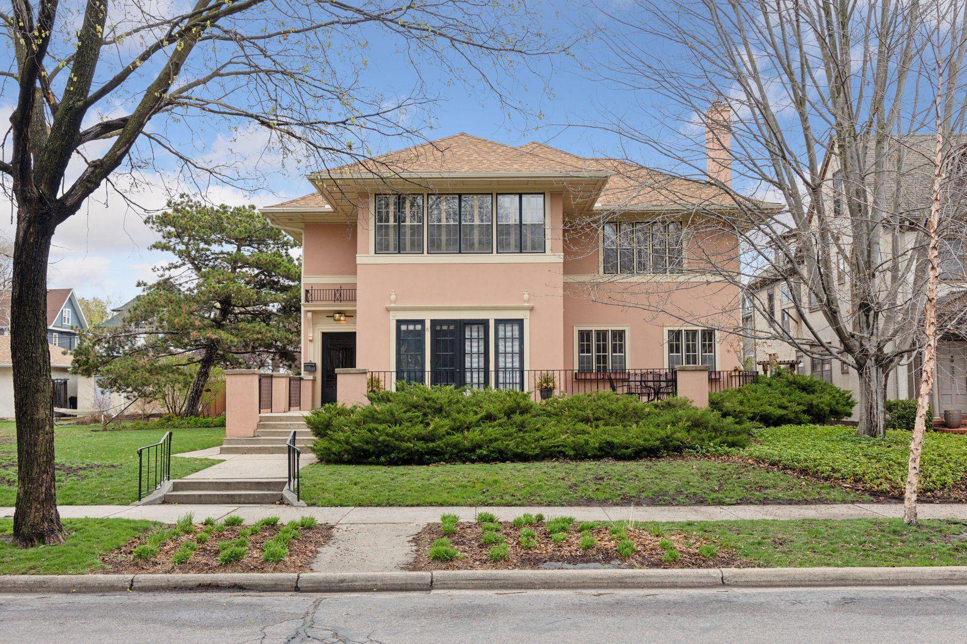 Minneapolis, MN 55405,2225 Irving AVE S #2