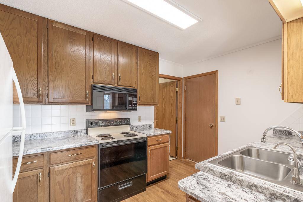 Le Center, MN 56057,10 E Ottawa ST