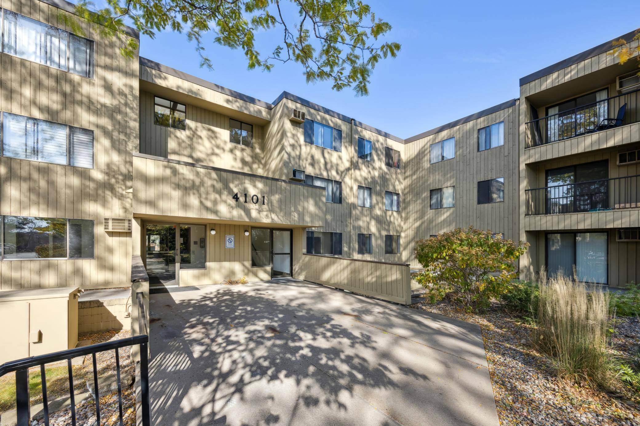 Edina, MN 55435,4101 Parklawn AVE #305