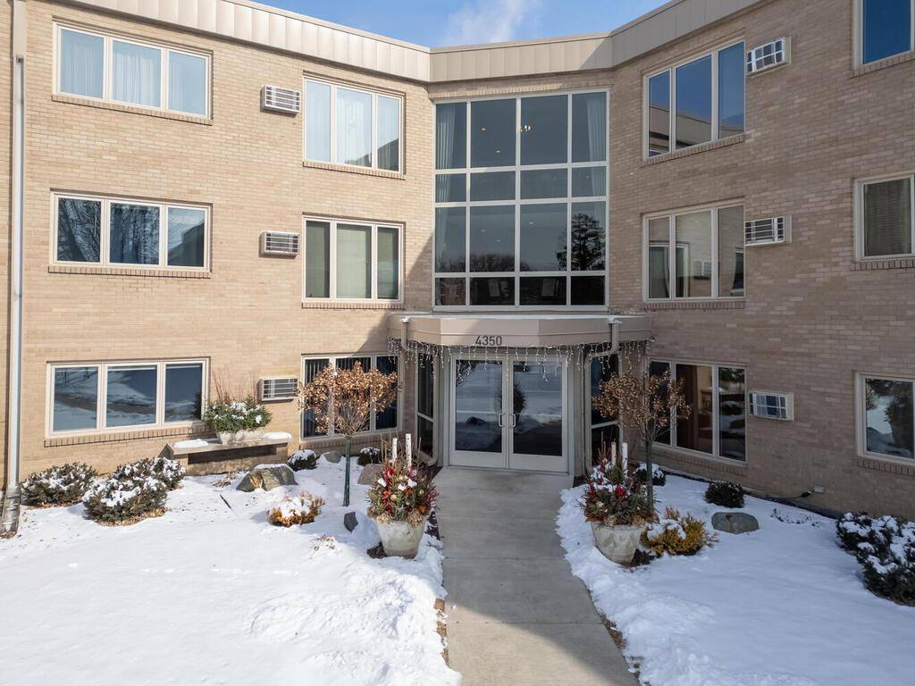 Edina, MN 55436,4350 Brookside CT #105